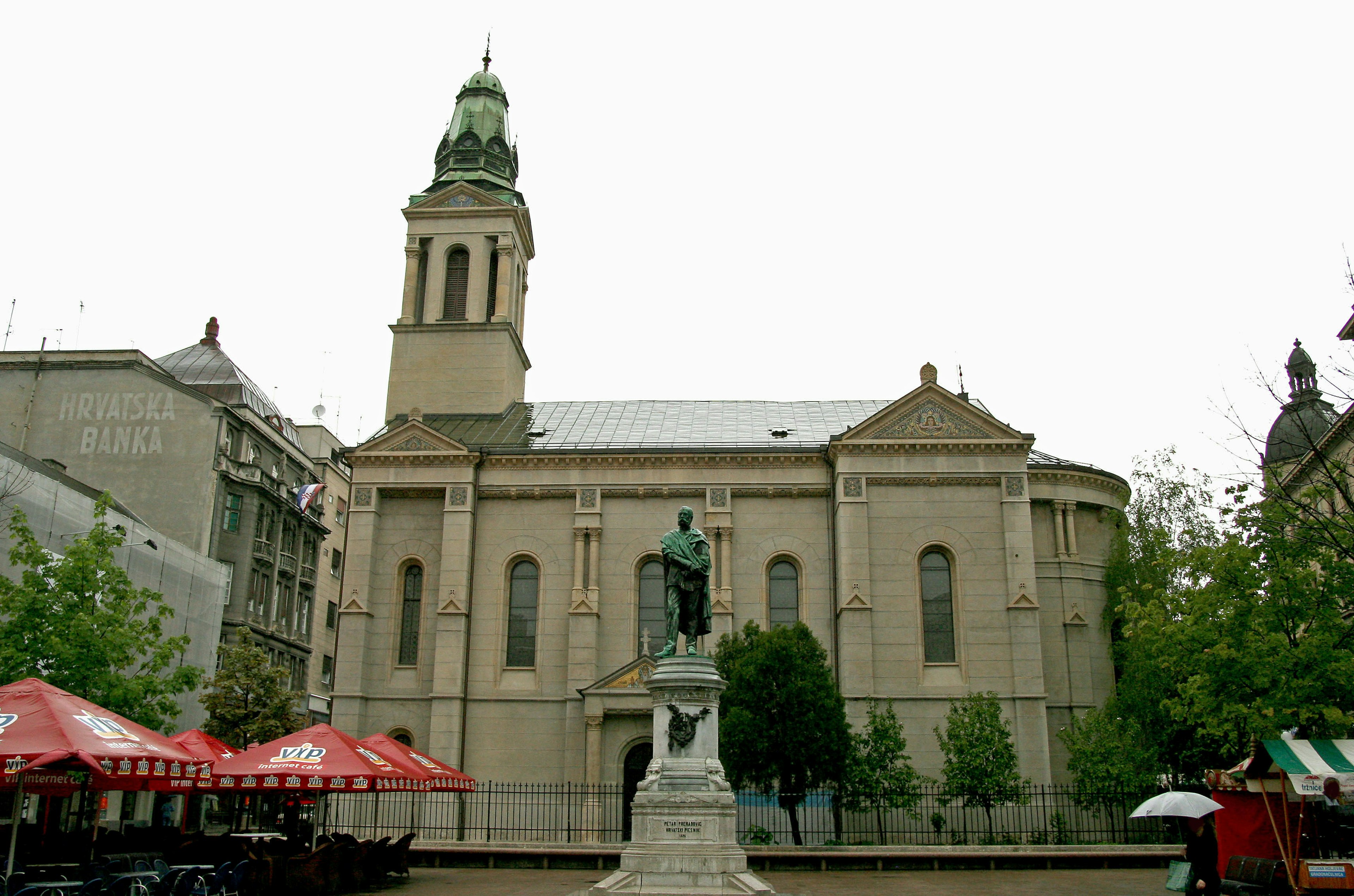 Fachada de una iglesia con una estatua en una plaza