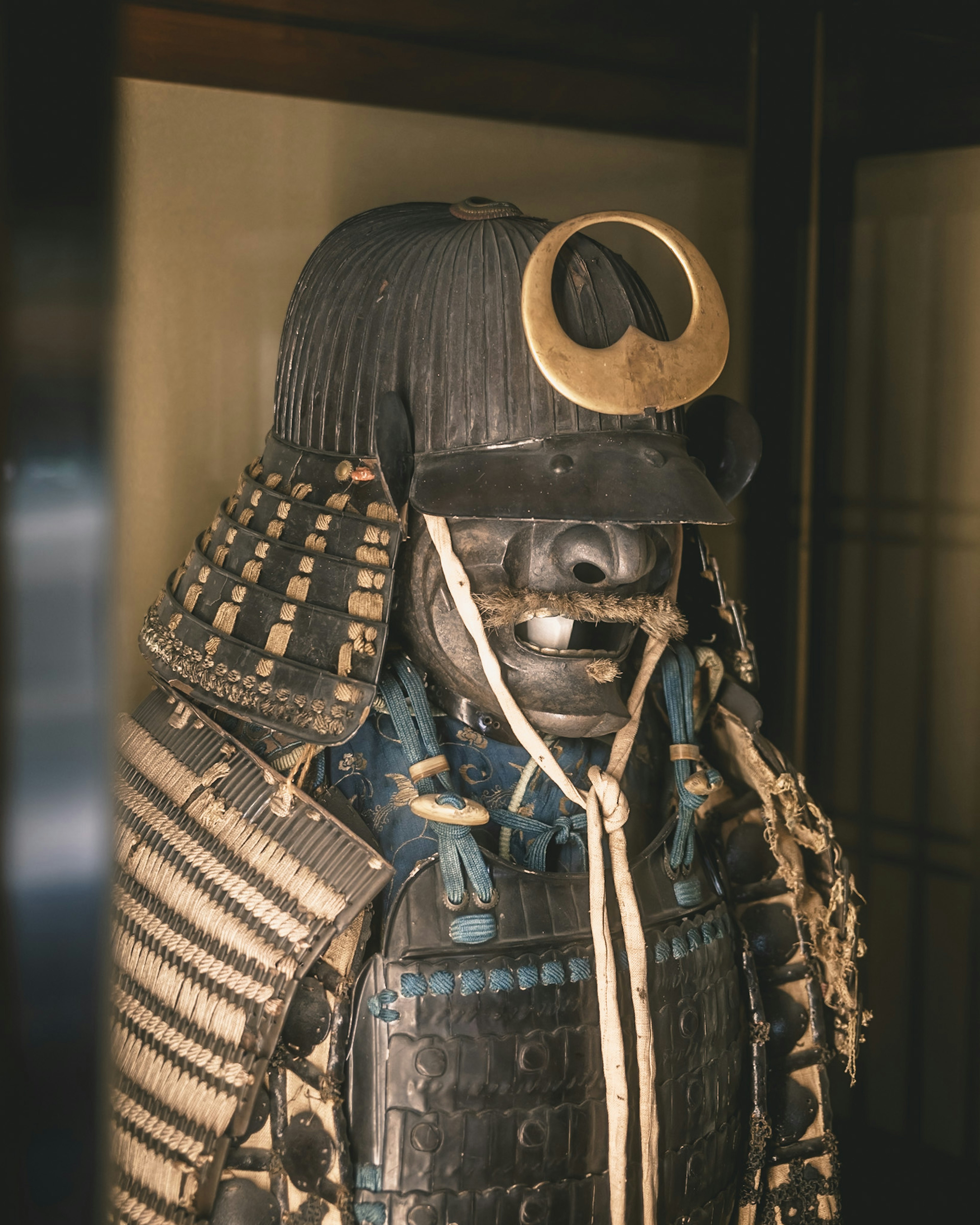 Immagine dettagliata di una figura in armatura da samurai