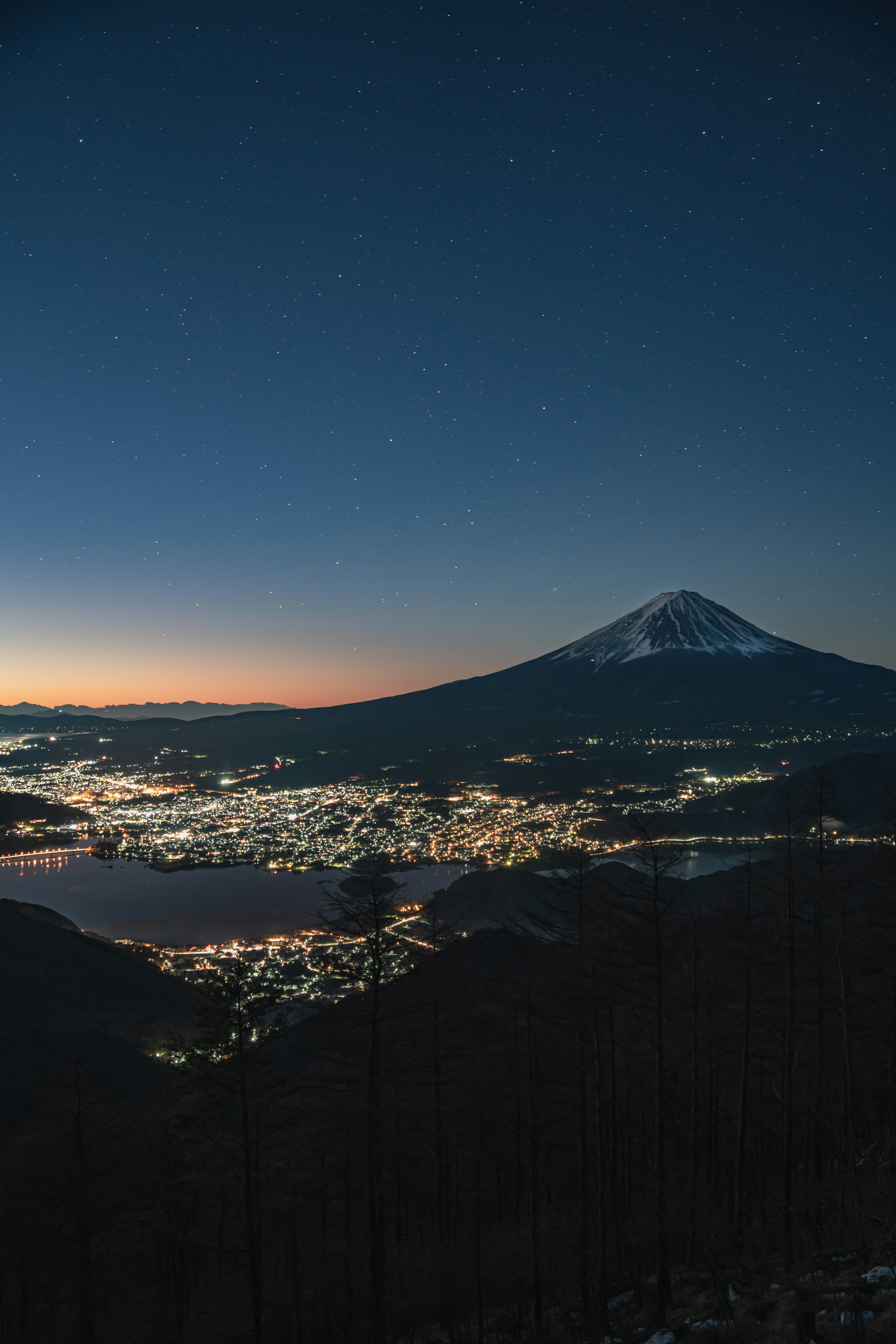 夜晚富士山的壮丽景色和周围的灯光