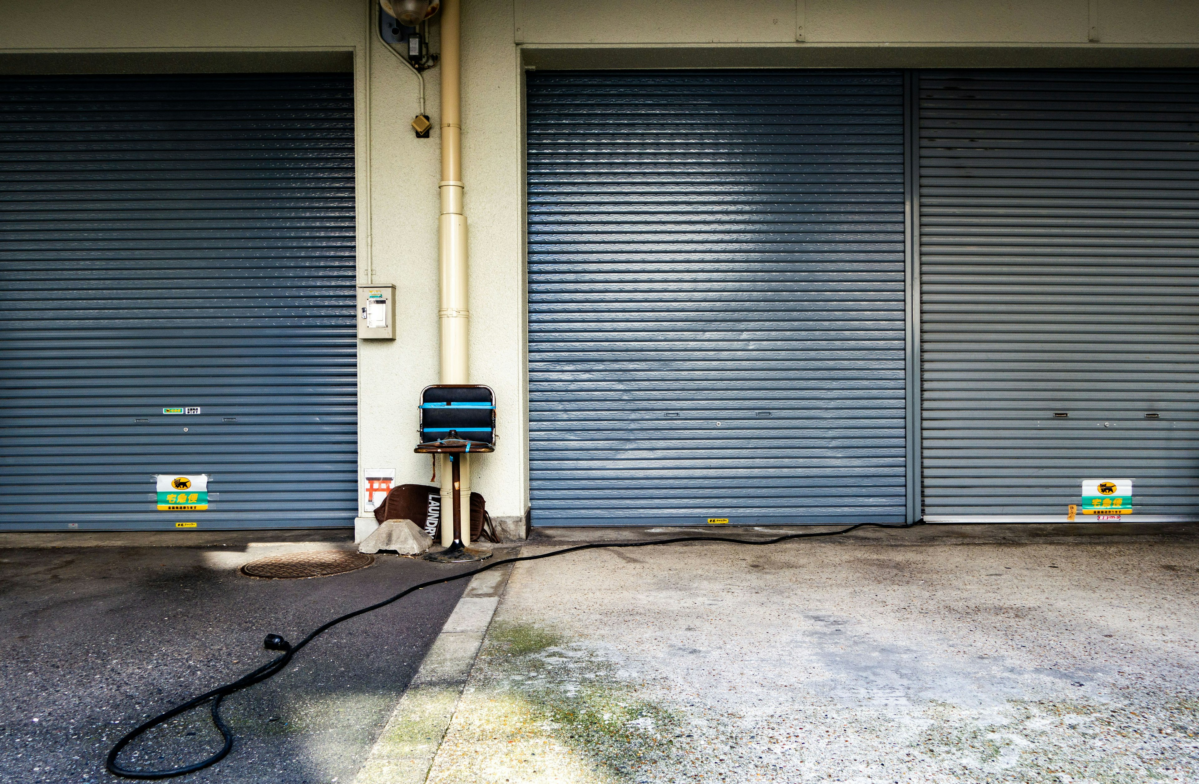 Pintu garasi shutter biru dengan lantai beton