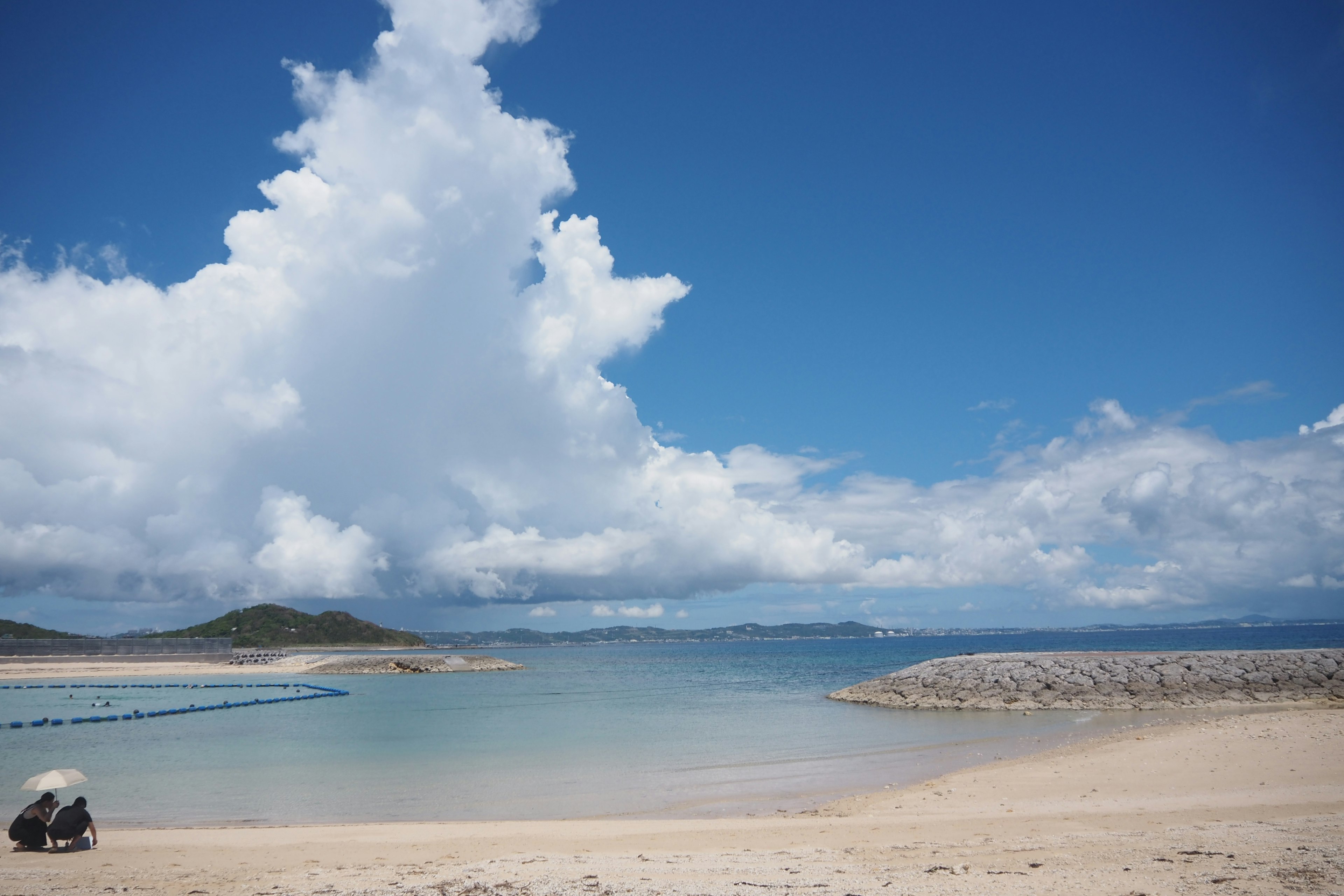 Bella scena di spiaggia con cielo blu e nuvole bianche