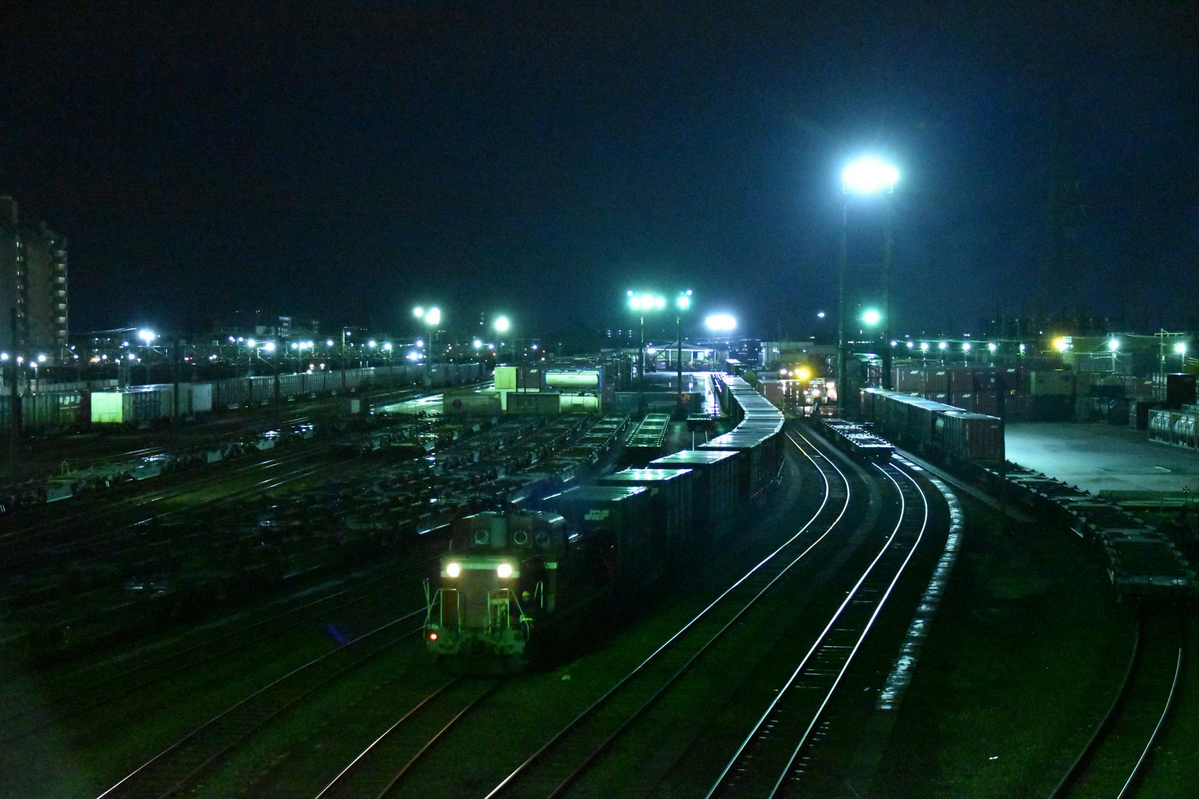 夜の鉄道の風景 鉄道車両と貨物コンテナが並ぶ