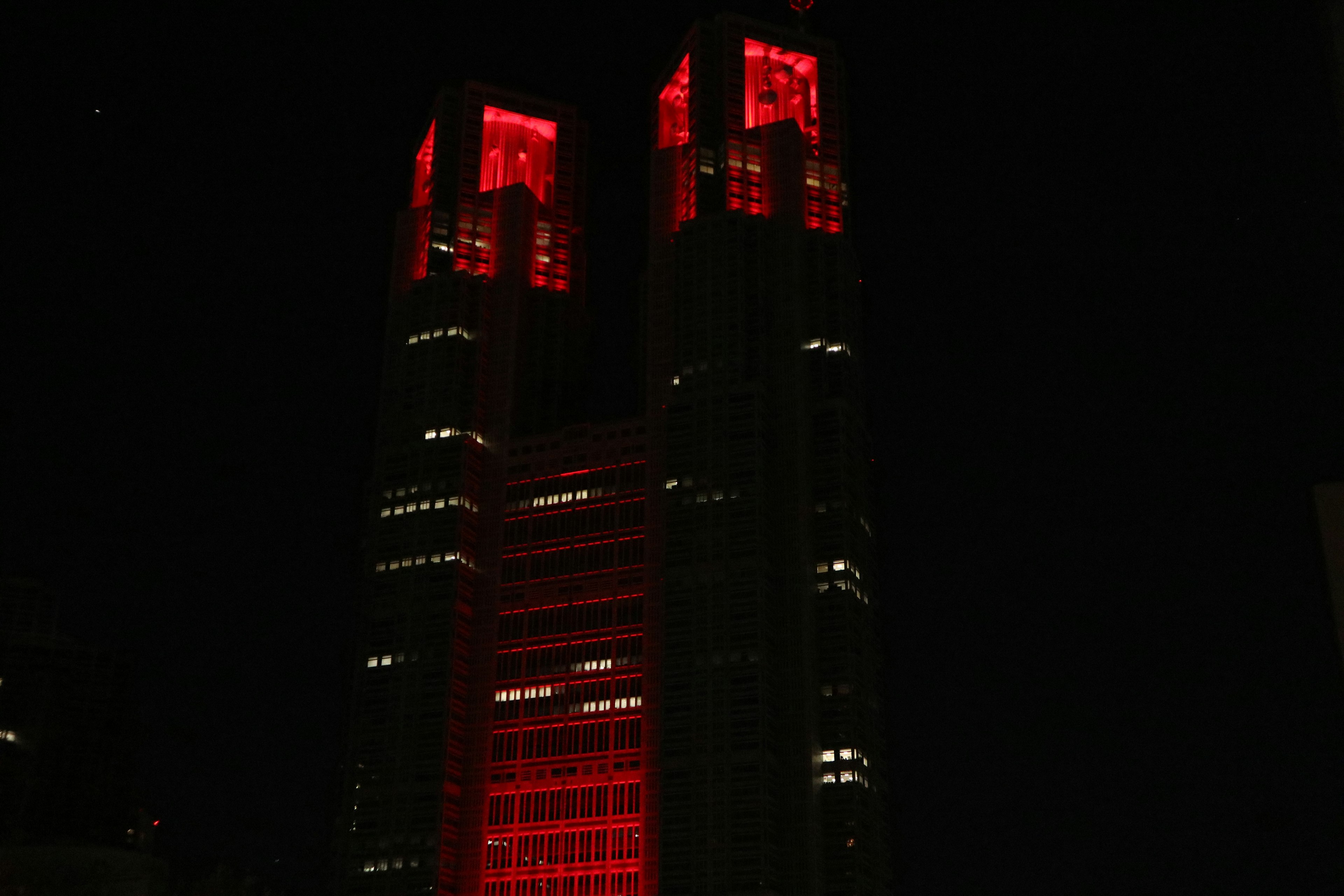 Edificio del gobierno metropolitano de Tokio iluminado en rojo por la noche