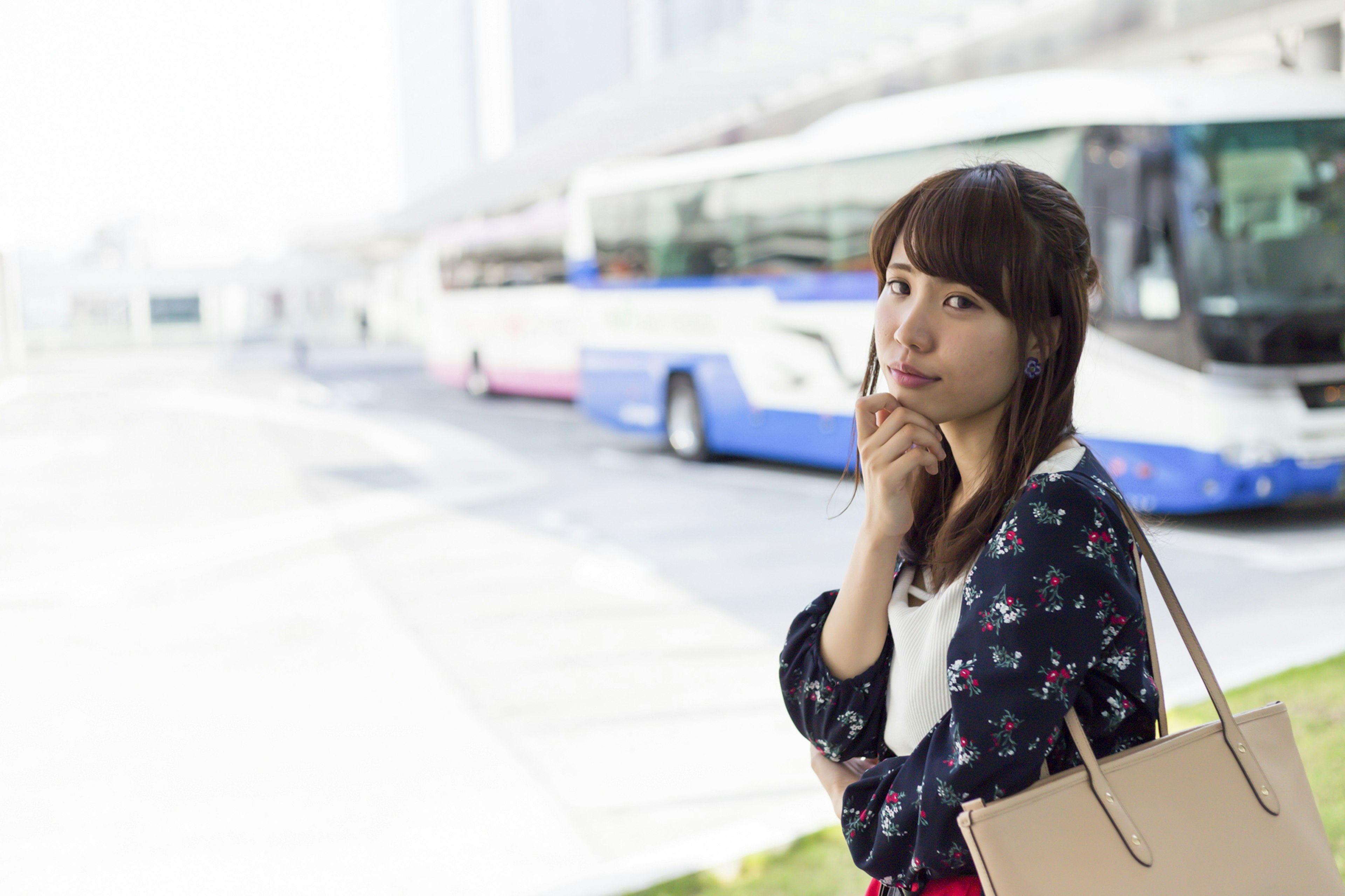 Une femme réfléchissant devant un bus