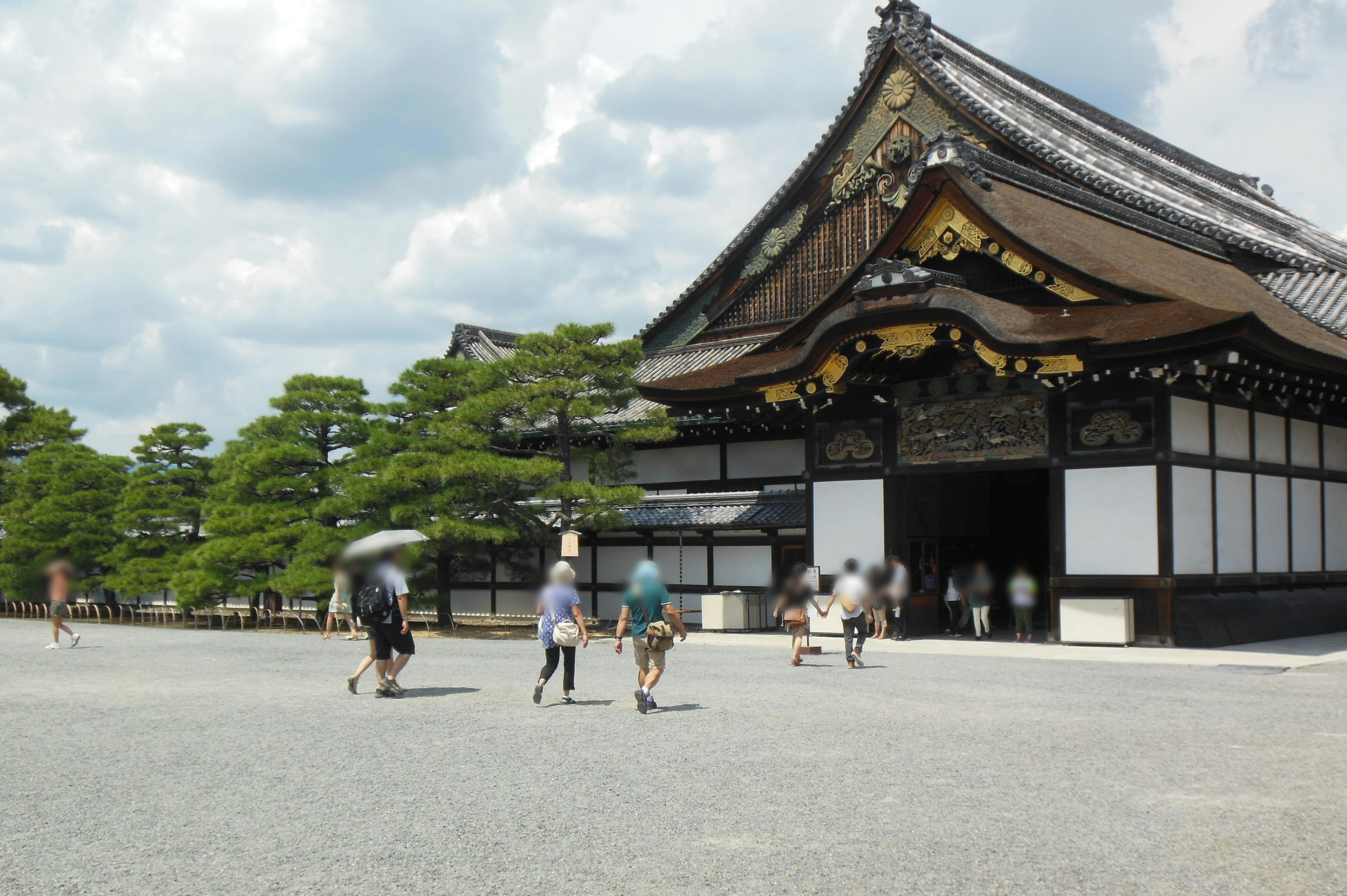 Castillo Nijo en Kioto con visitantes caminando