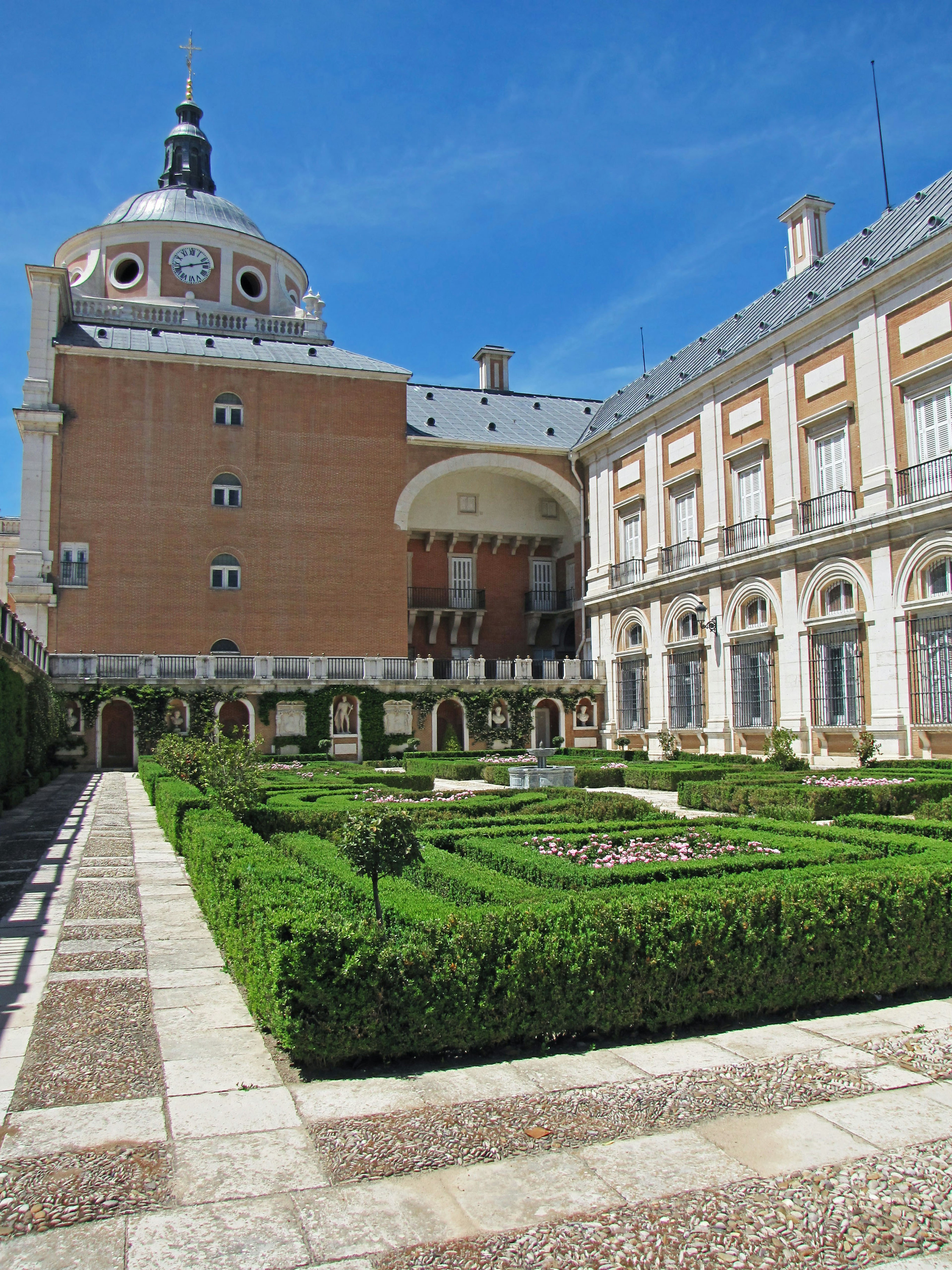 Malerscher Ausblick mit einem schönen Garten und historischen Gebäuden