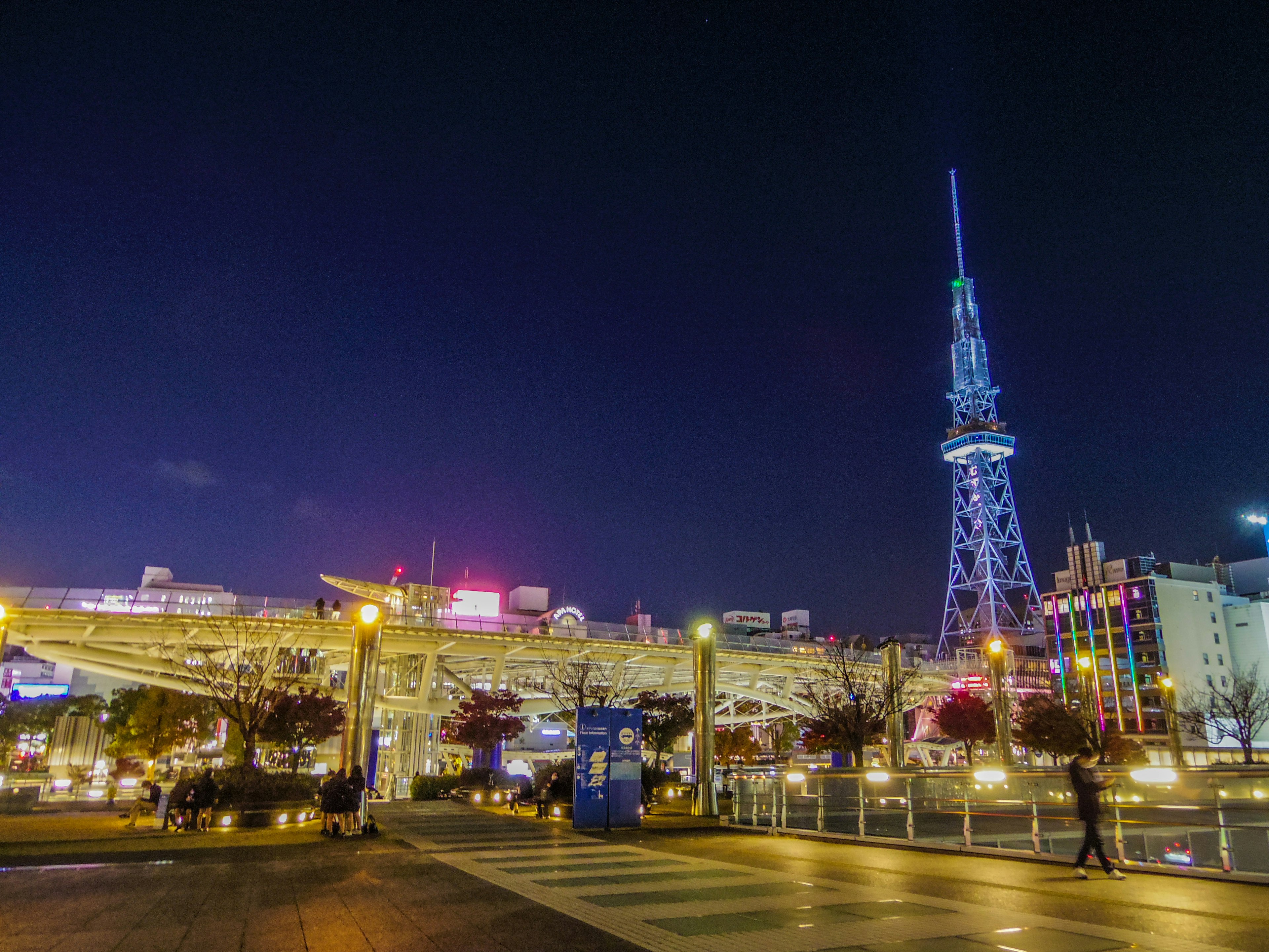 Panorama notturno di Nagoya con la Torre di Nagoya illuminata