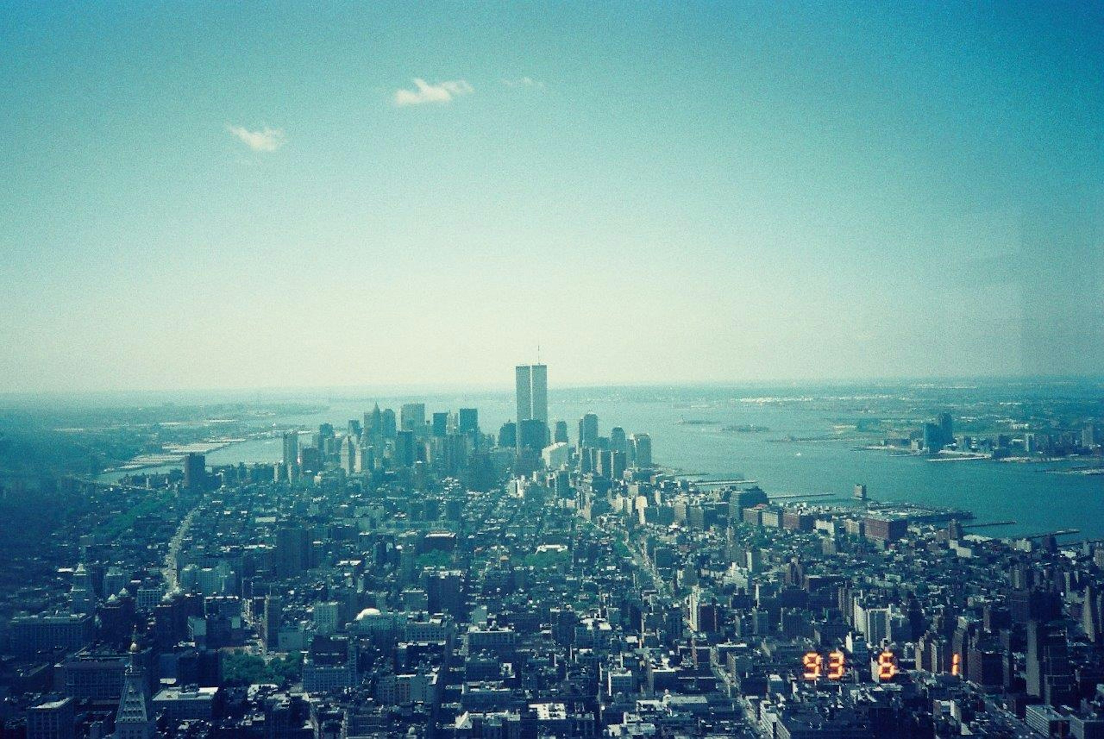 Vista aérea del horizonte de Nueva York con cielo azul y agua