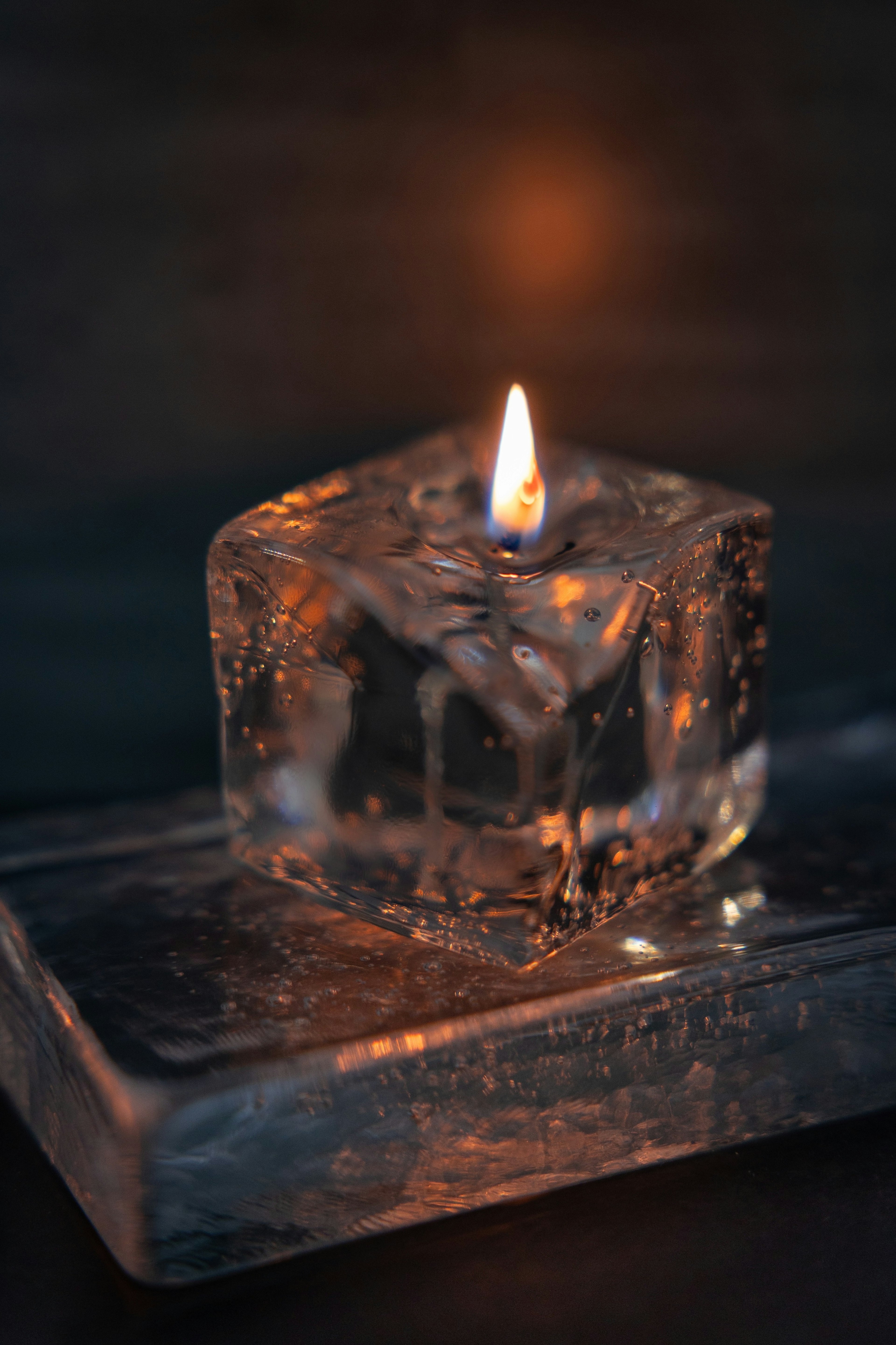 Une belle image d'une bougie avec une flamme enfermée dans de la glace