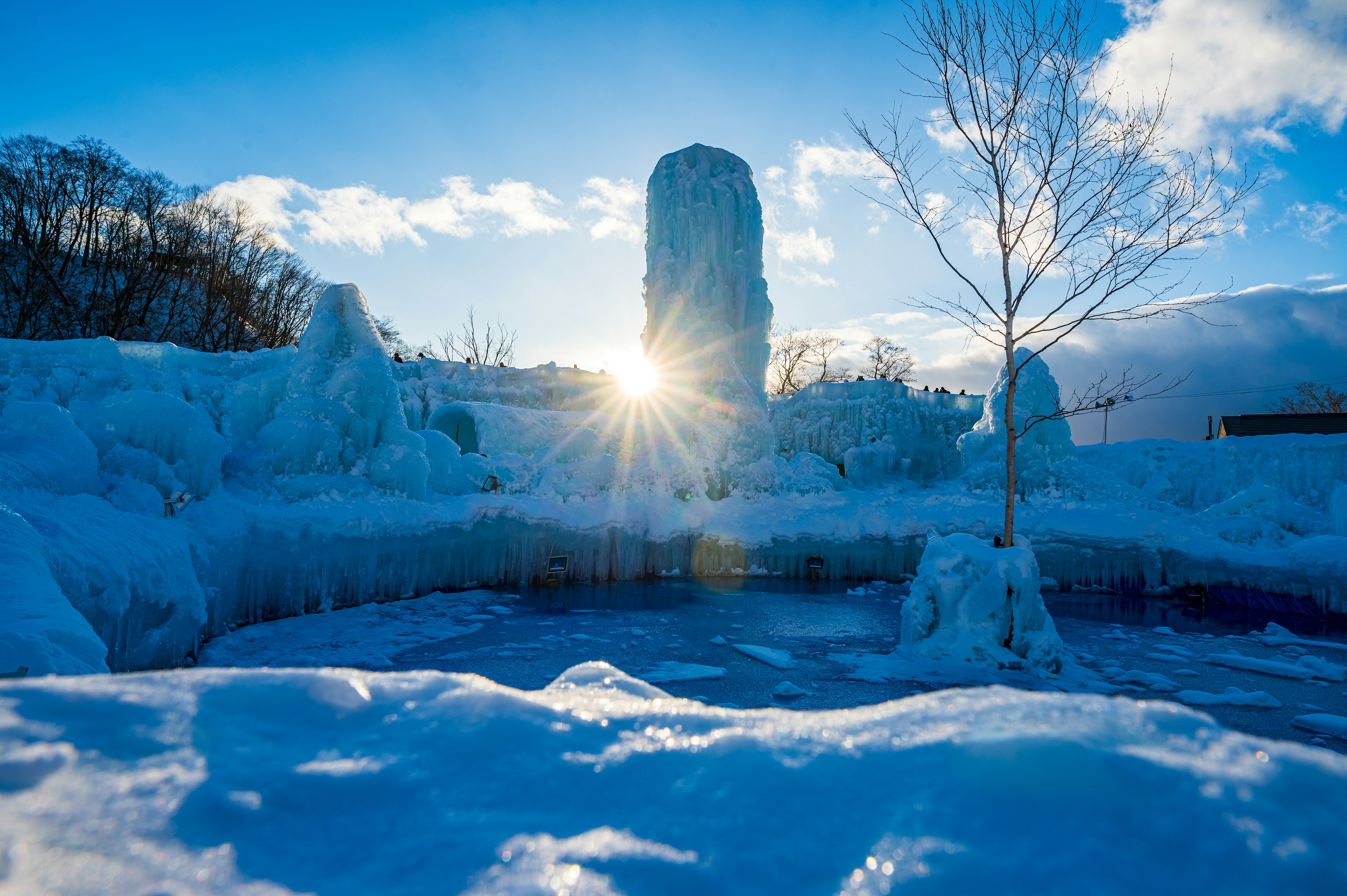 Schöne Winterlandschaft mit Eisskulpturen und schneebedeckten Bäumen