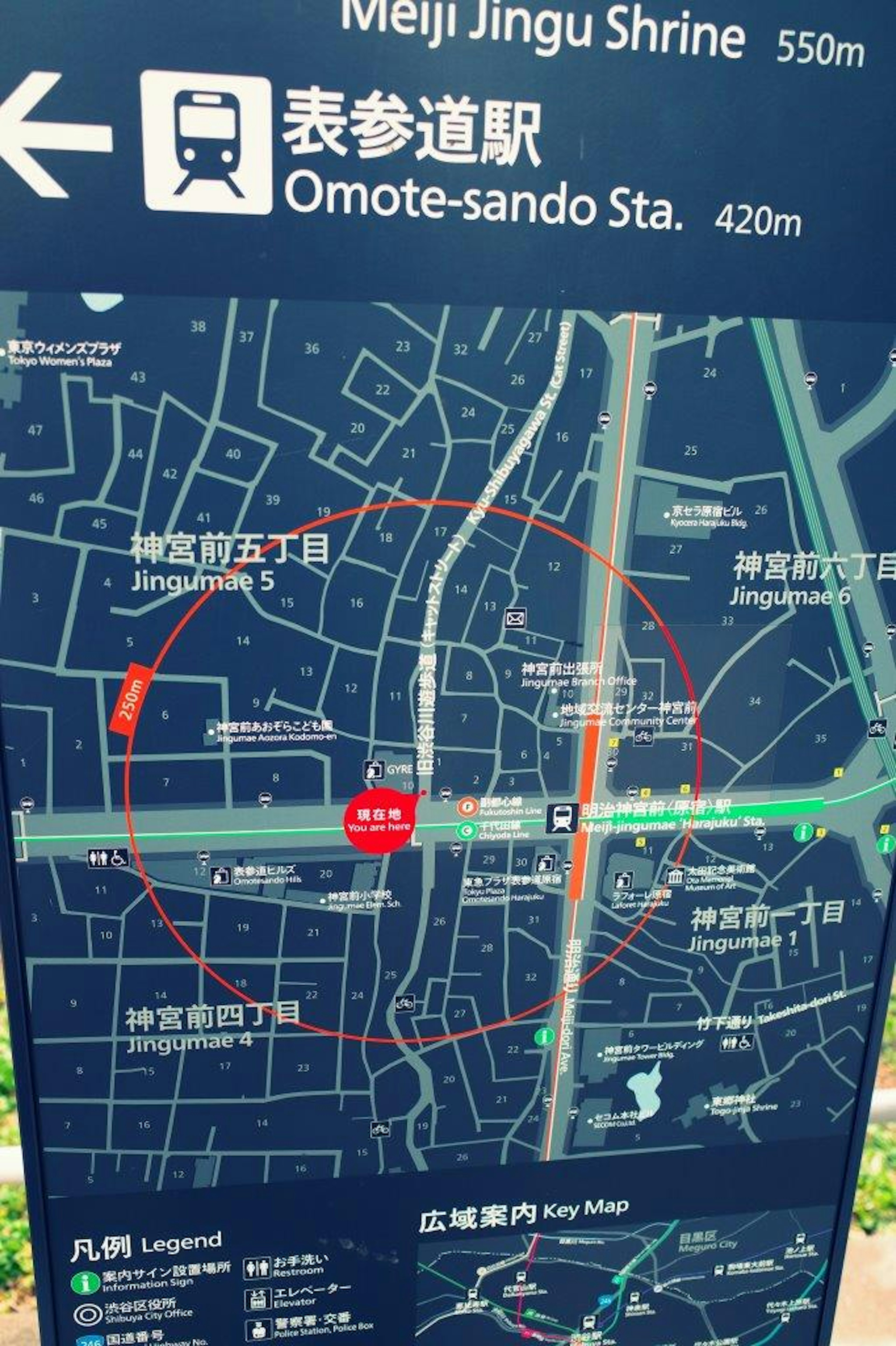 Peta area stasiun Omote-sando di Tokyo menunjukkan informasi kereta dan atraksi