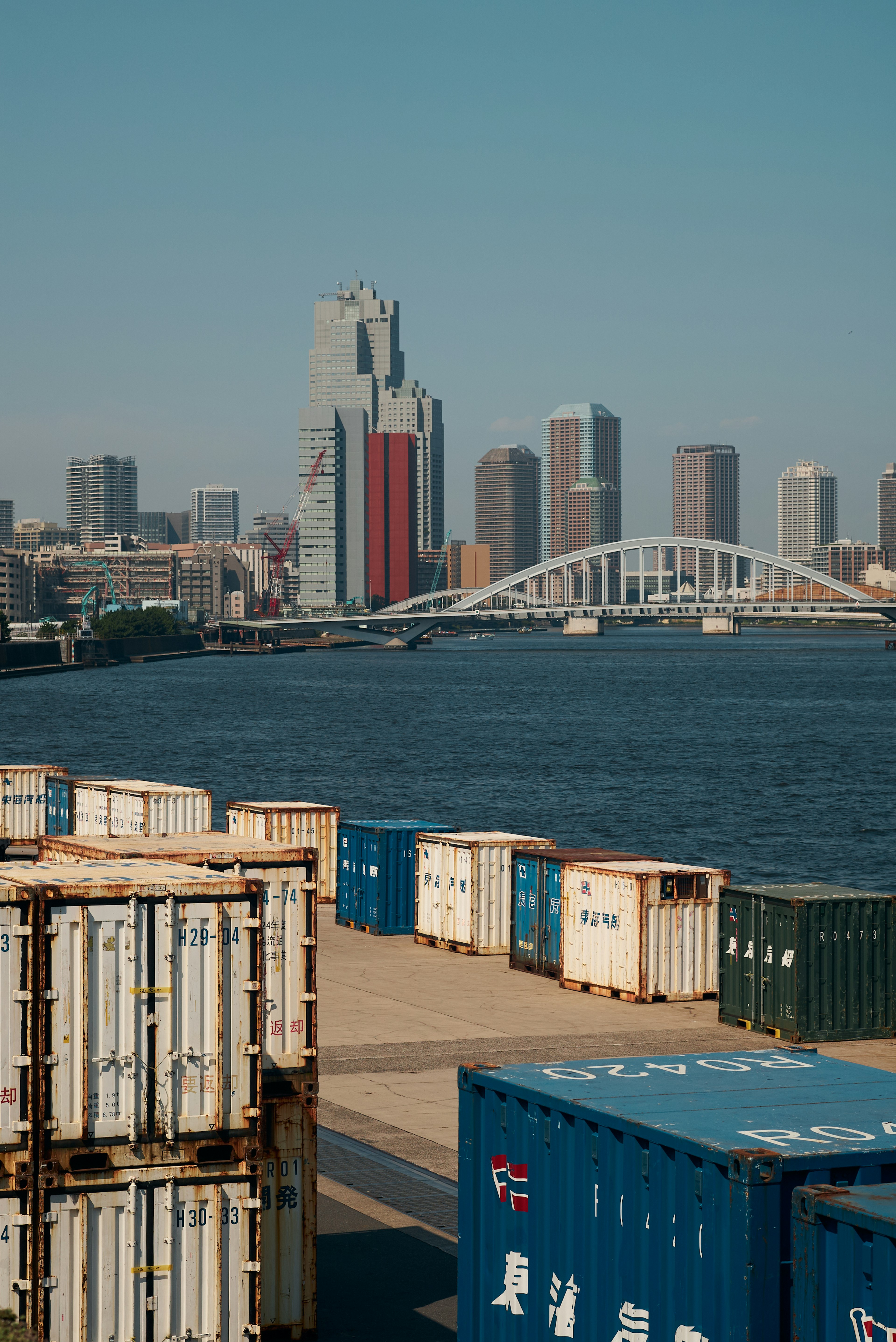 Container mit Stadtansicht einschließlich einer Brücke und Wolkenkratzern