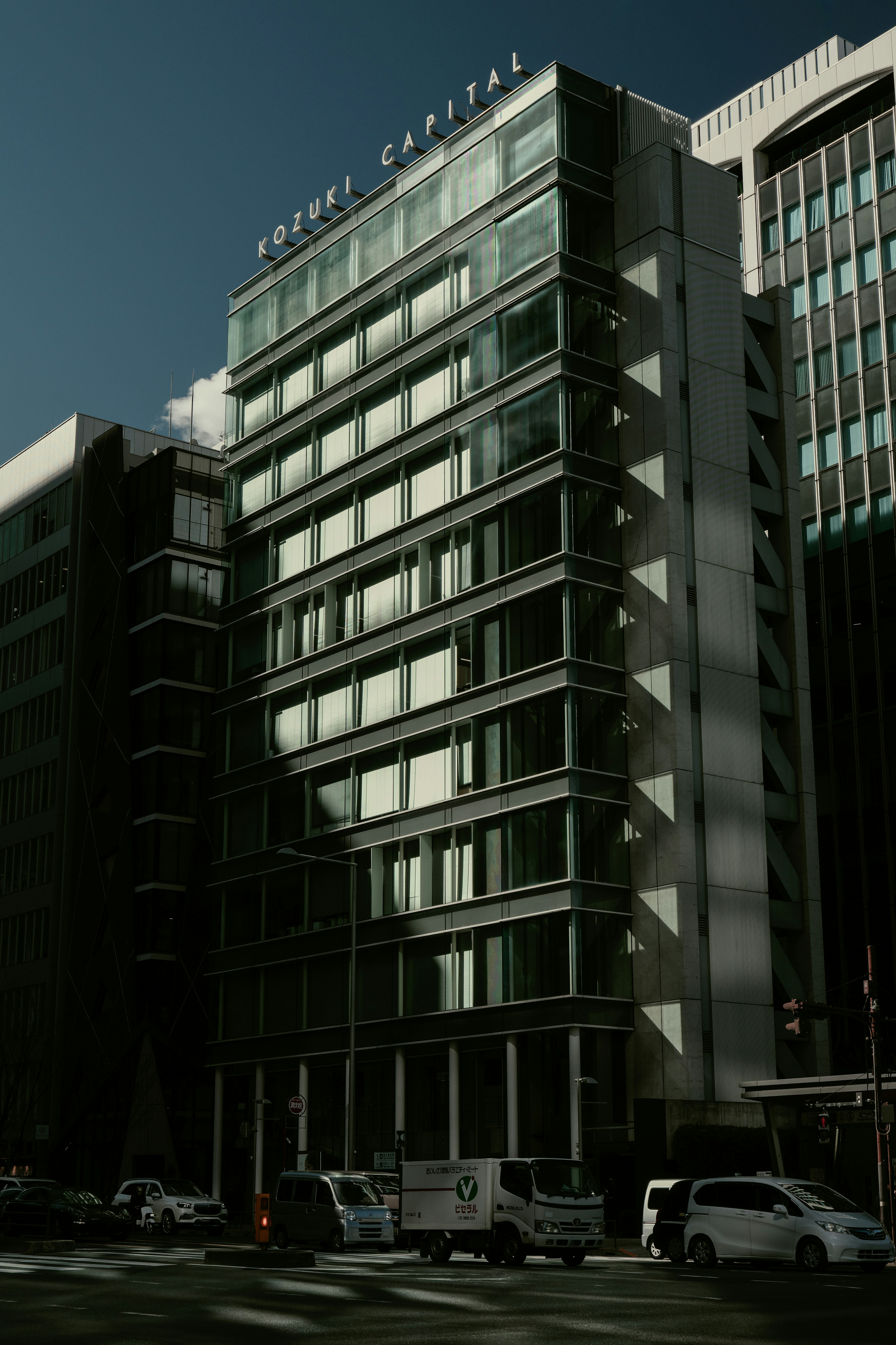 Modernes Gebäude mit Glasfenstern im Sonnenlicht