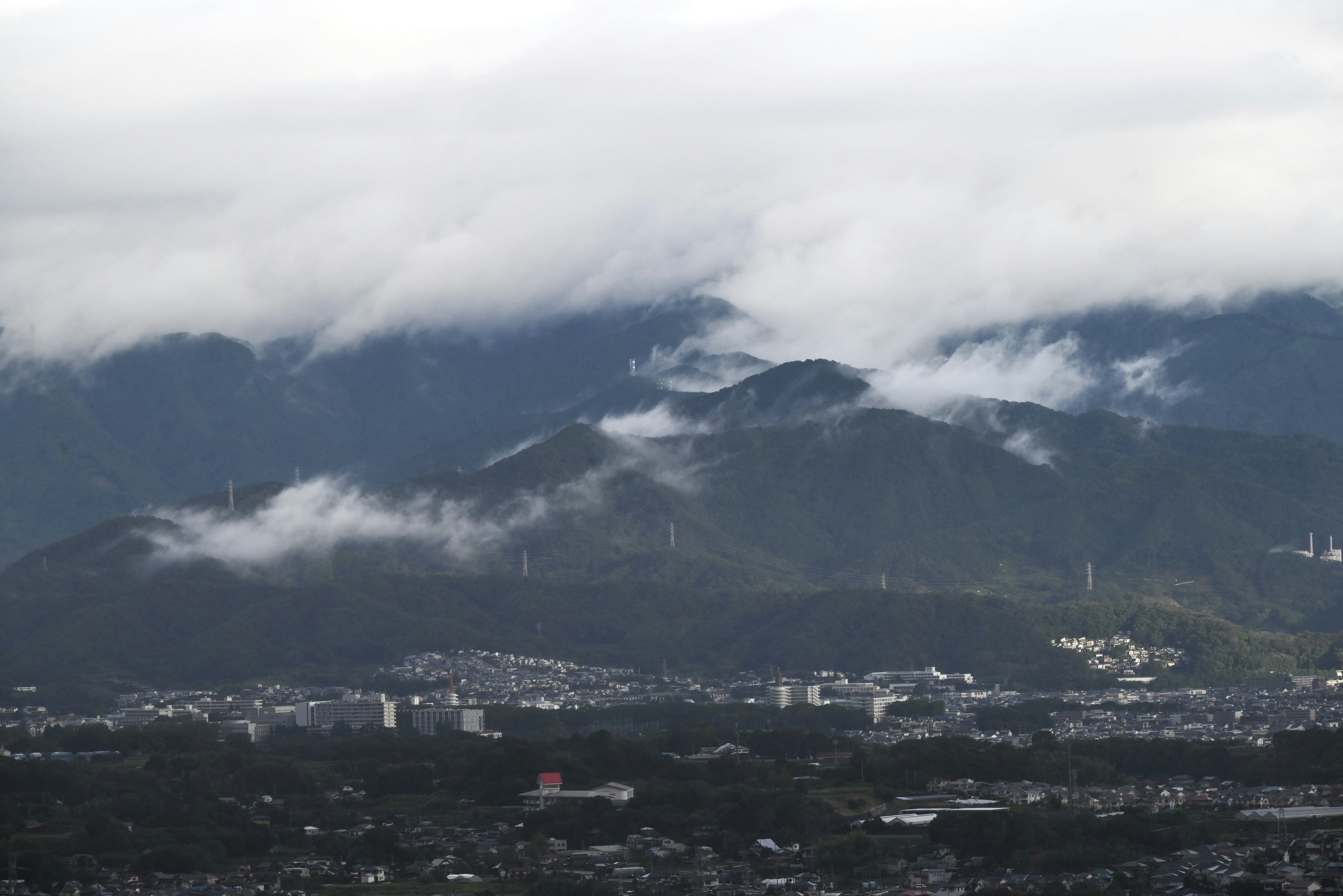 山々と雲が広がる風景のパノラマ