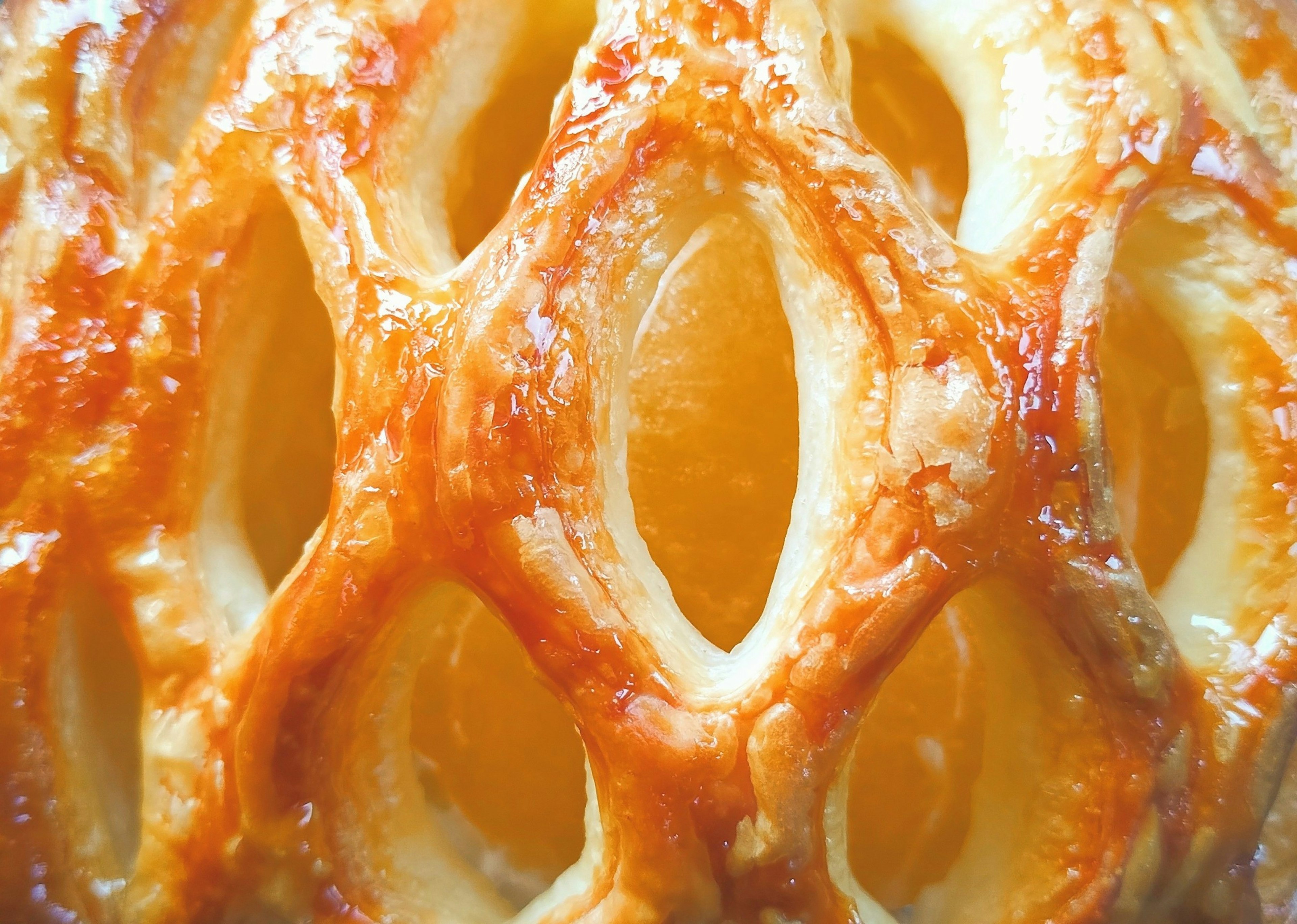 Gros plan de croûte de pâtisserie avec couleur dorée et motif en treillis