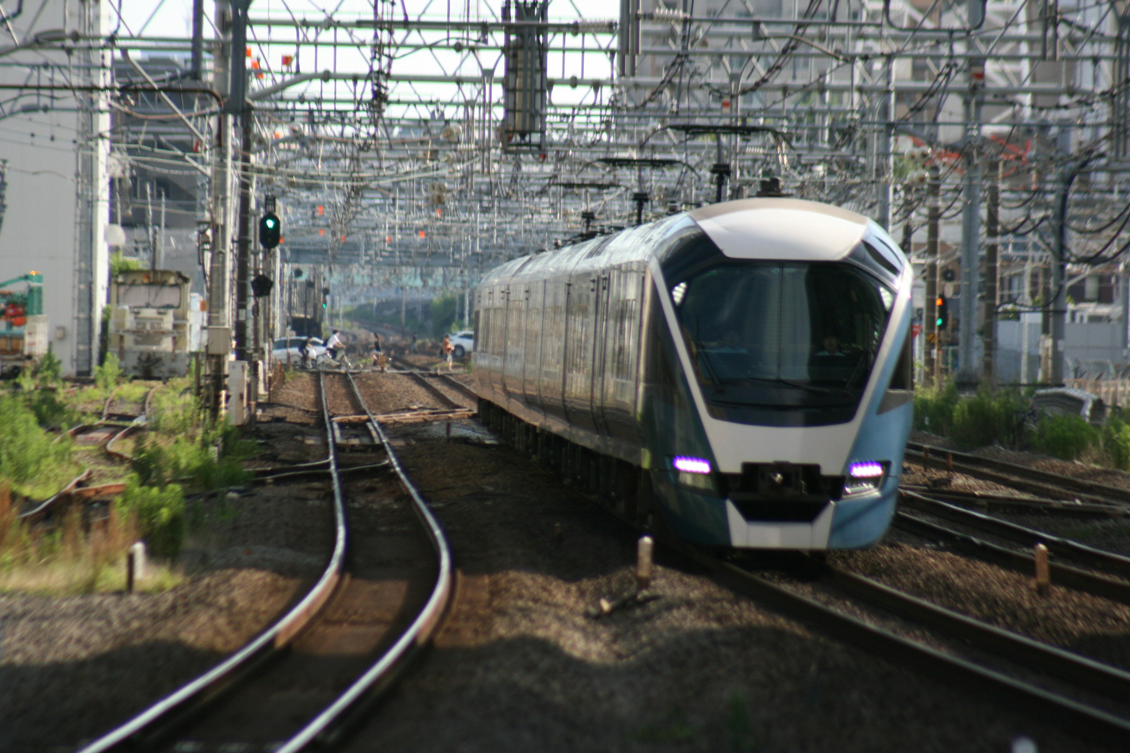 รถไฟทันสมัยกำลังแล่นผ่านรางรถไฟ