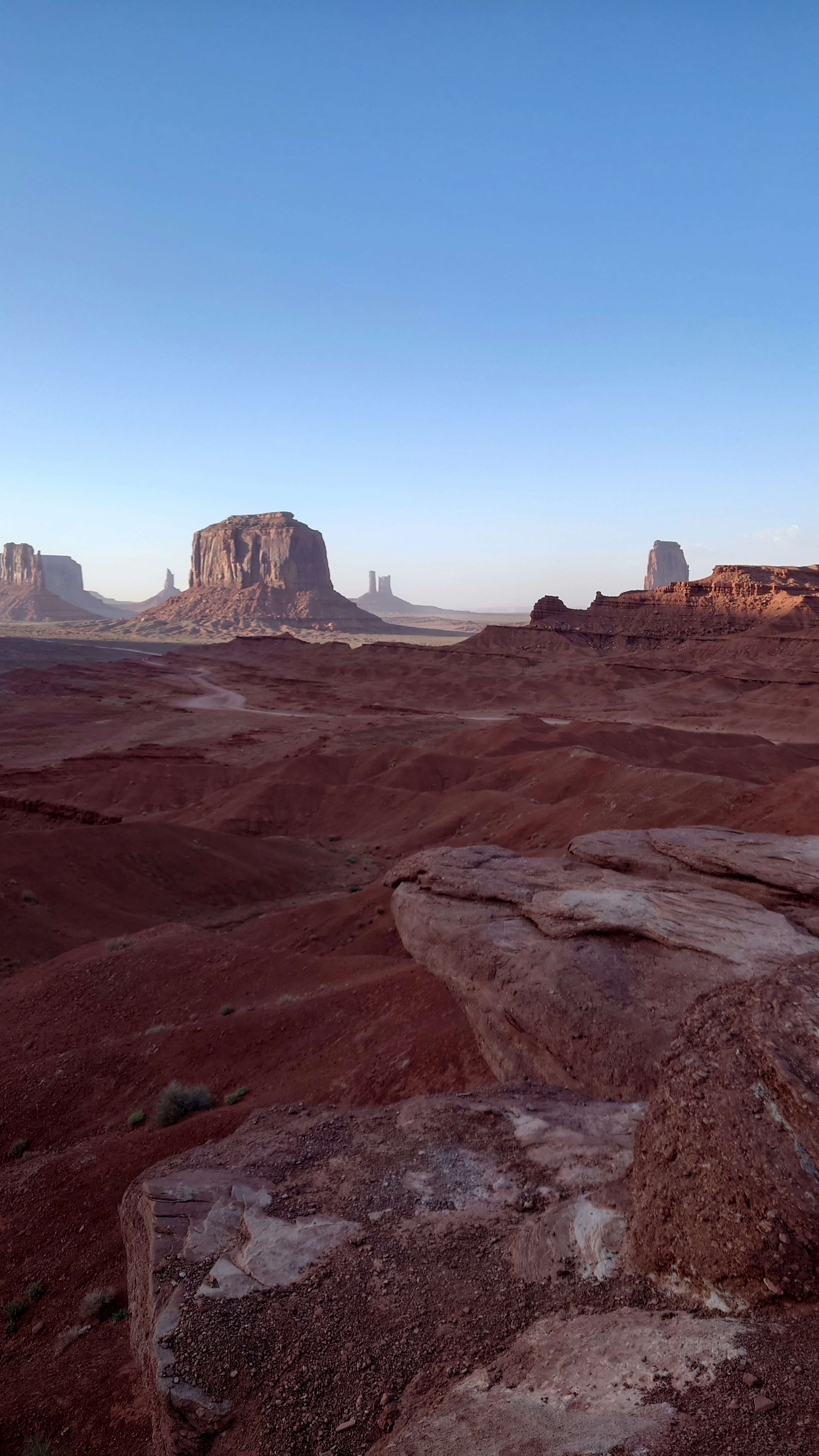 Cảnh quan của Monument Valley với đá đỏ và bầu trời xanh