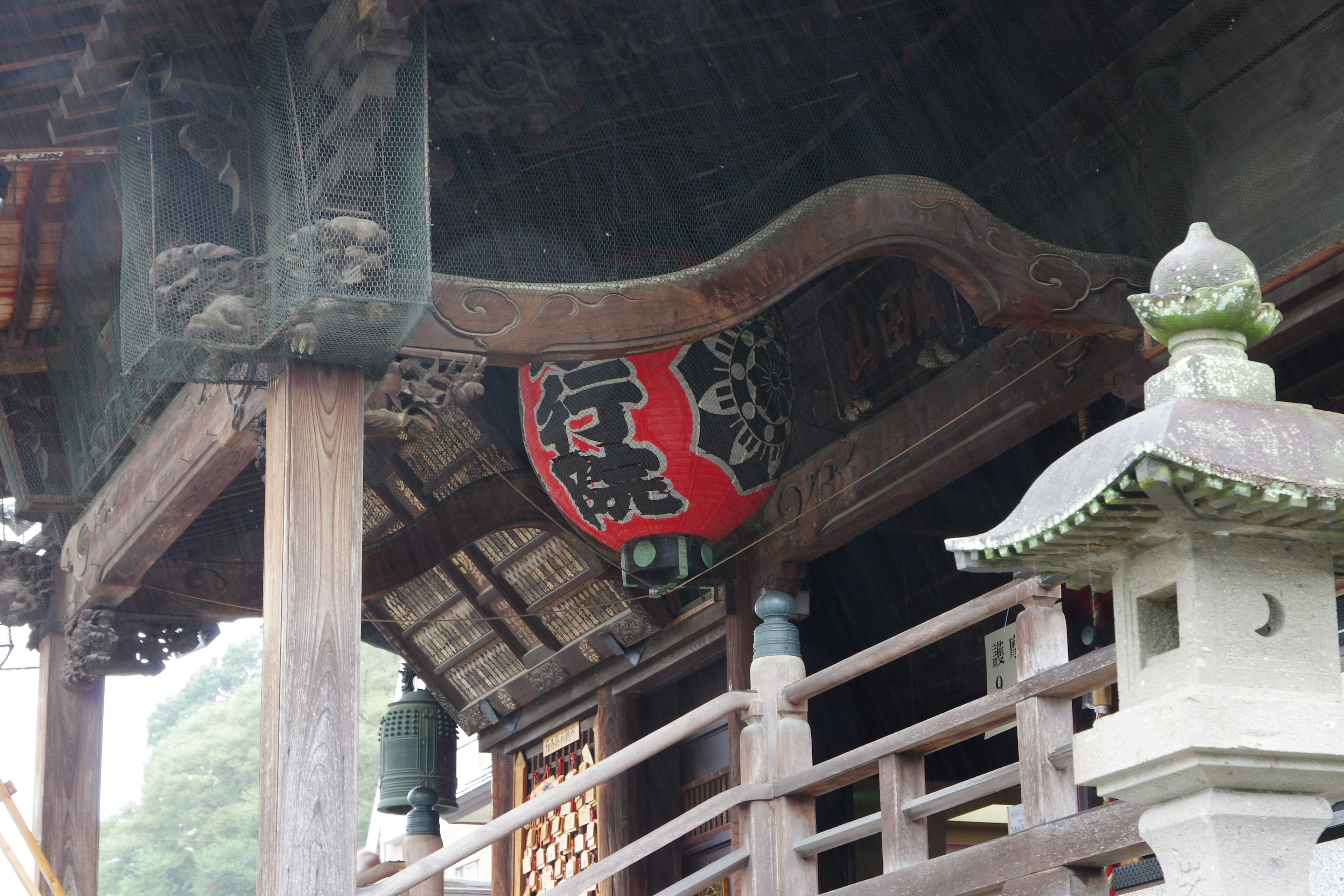 Grande lanterne sous le toit d'un ancien temple japonais avec une architecture traditionnelle