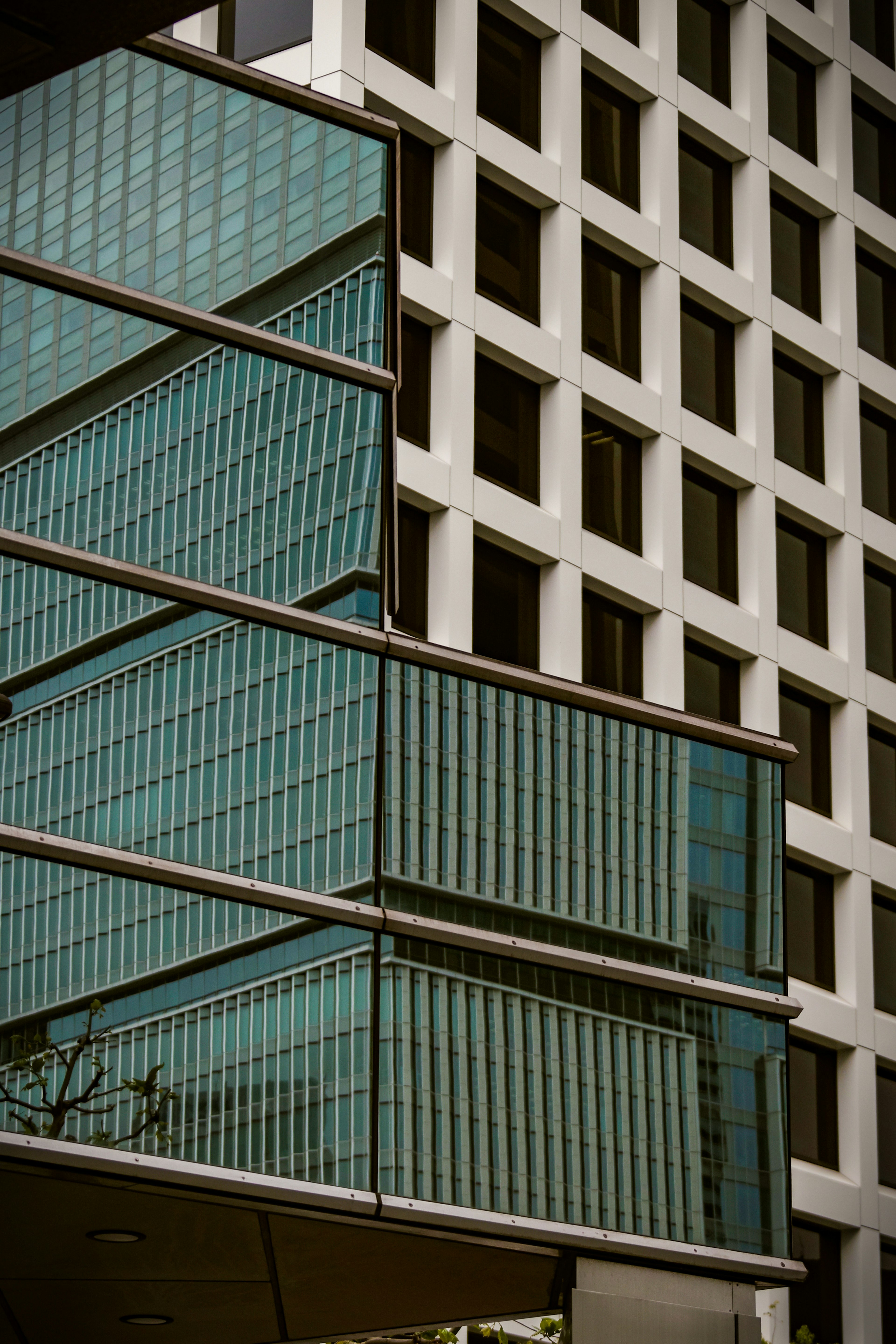 Moderne Gebäudefassade mit Glasplatten und quadratischen Fenstern
