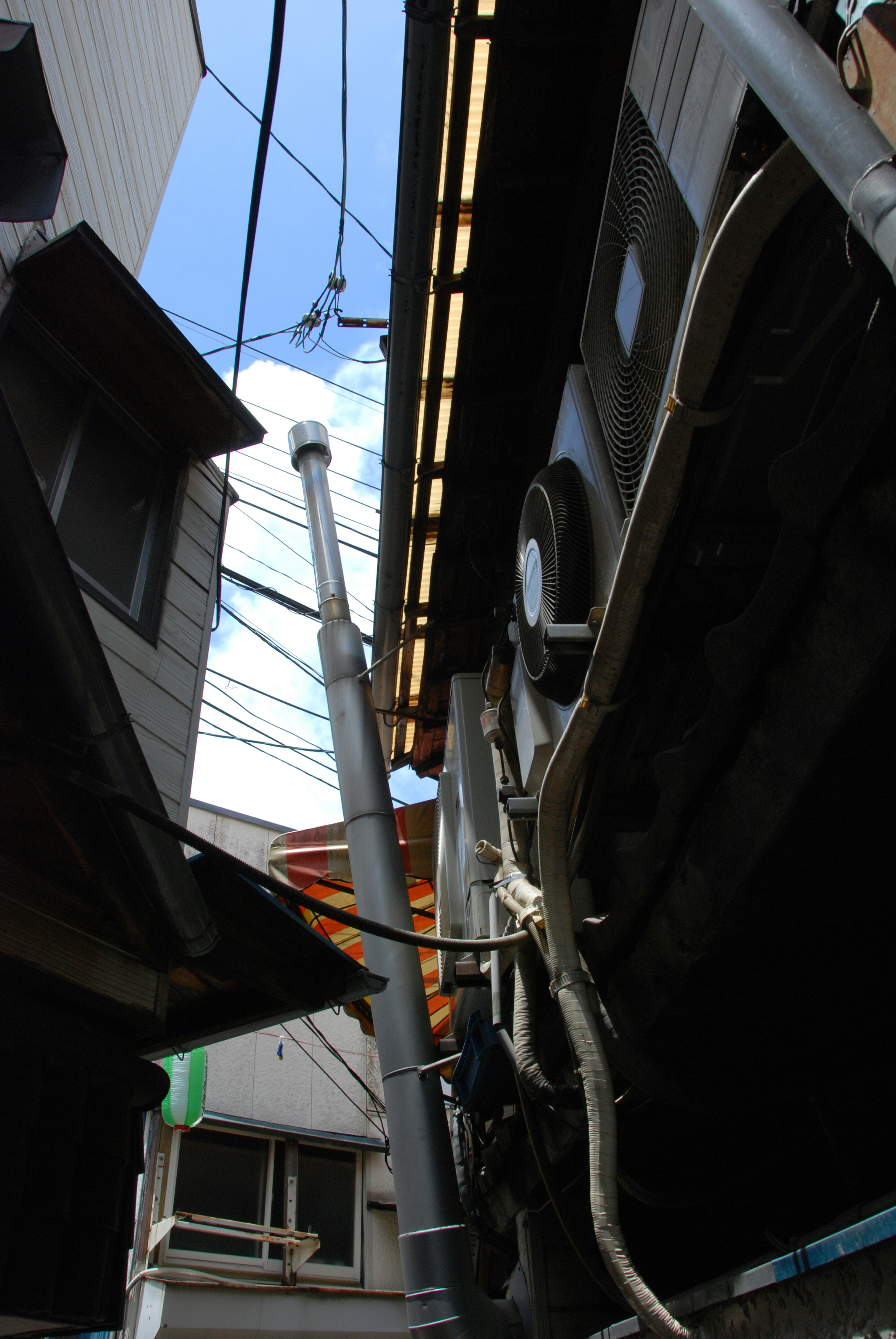 Enge Gasse mit Gebäuden und blauem Himmel