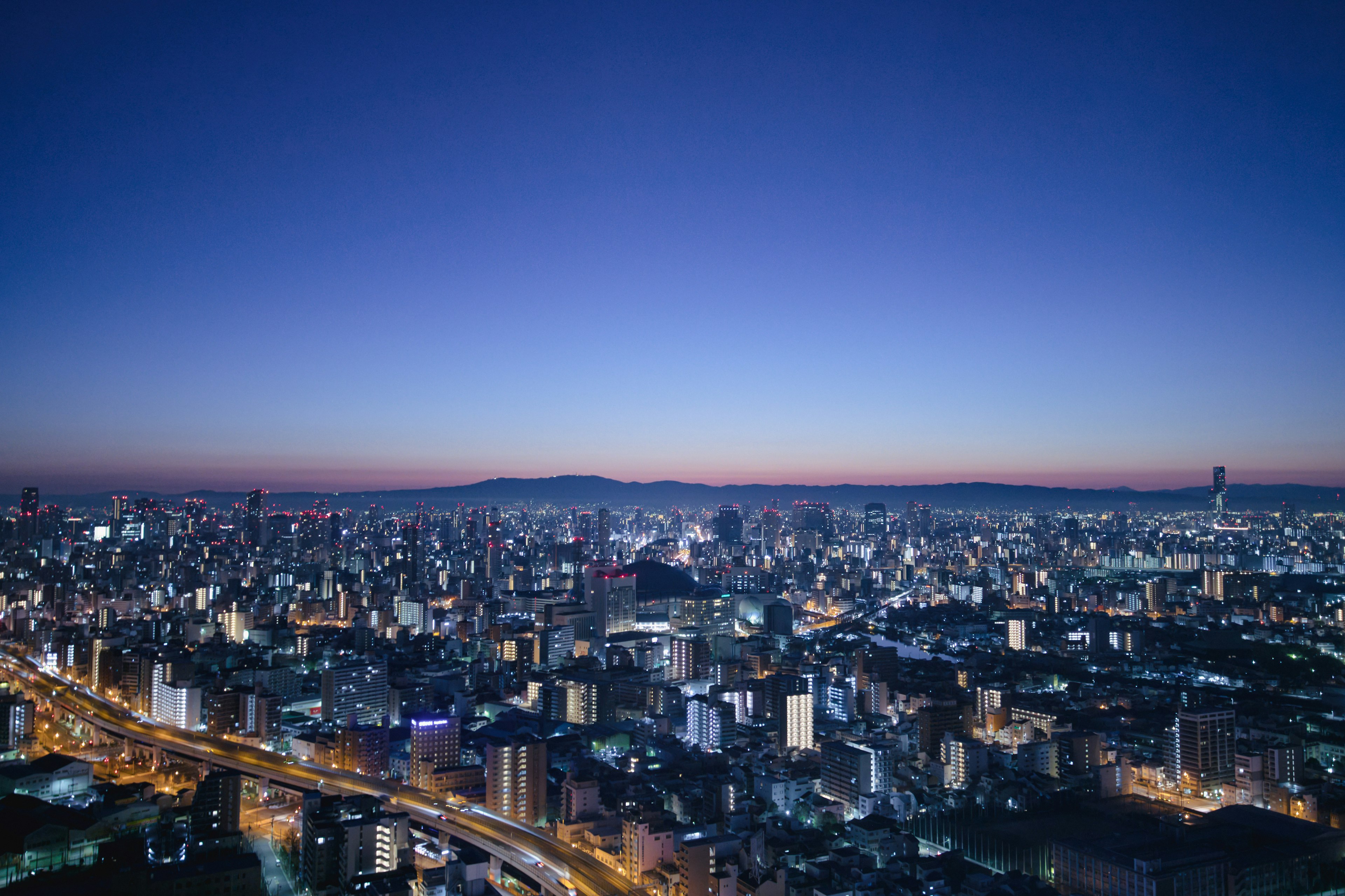 夜景の都市景観と青い空が広がる