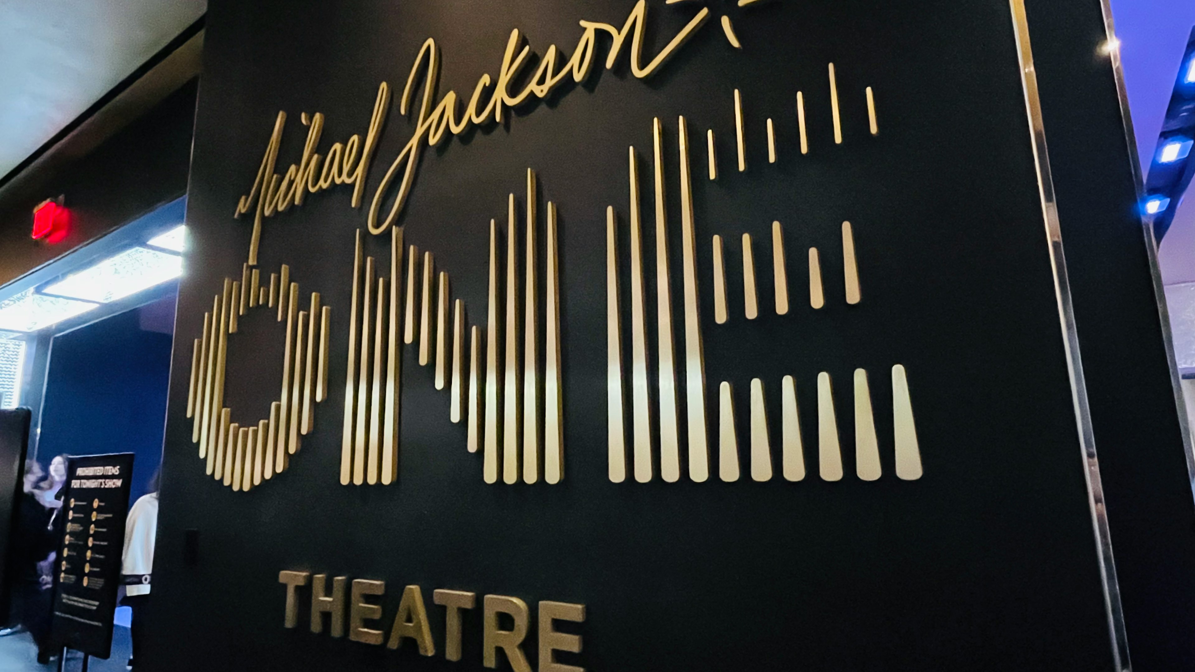 Insegna del teatro Michael Jackson ONE con lettere dorate su sfondo nero