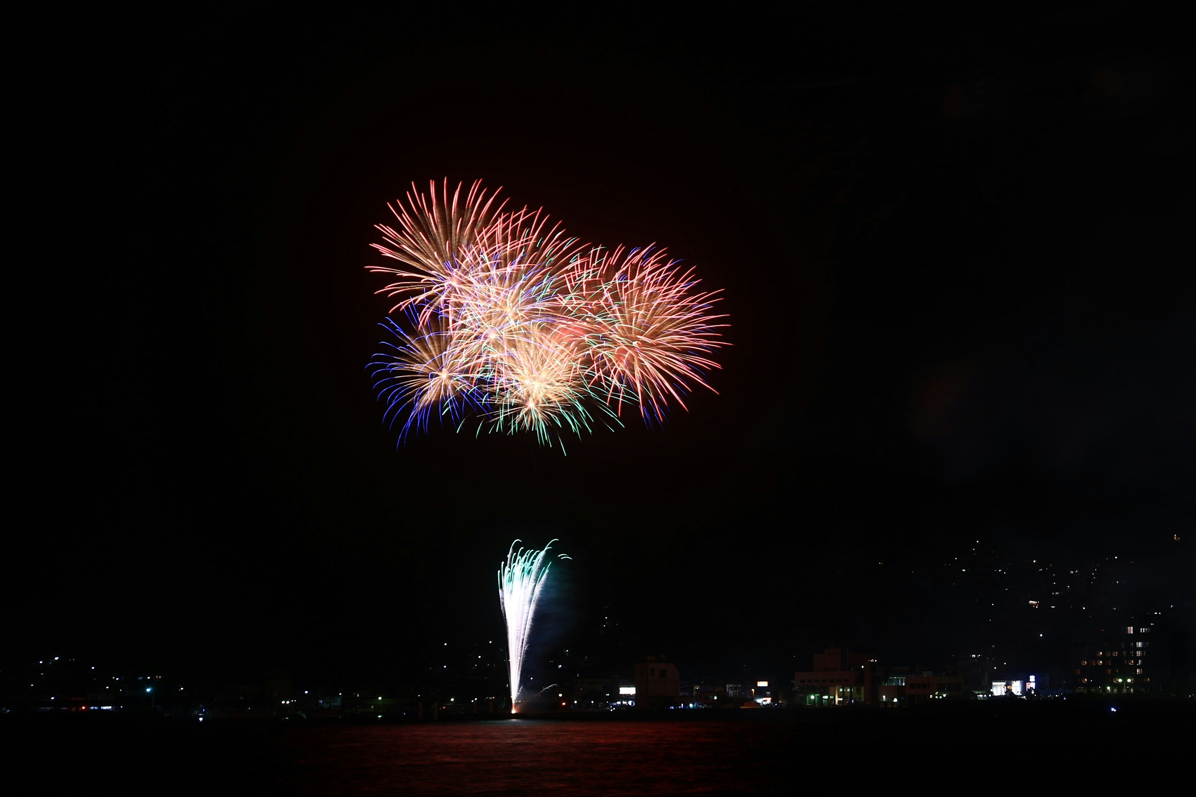 夜空中繽紛的煙火表演