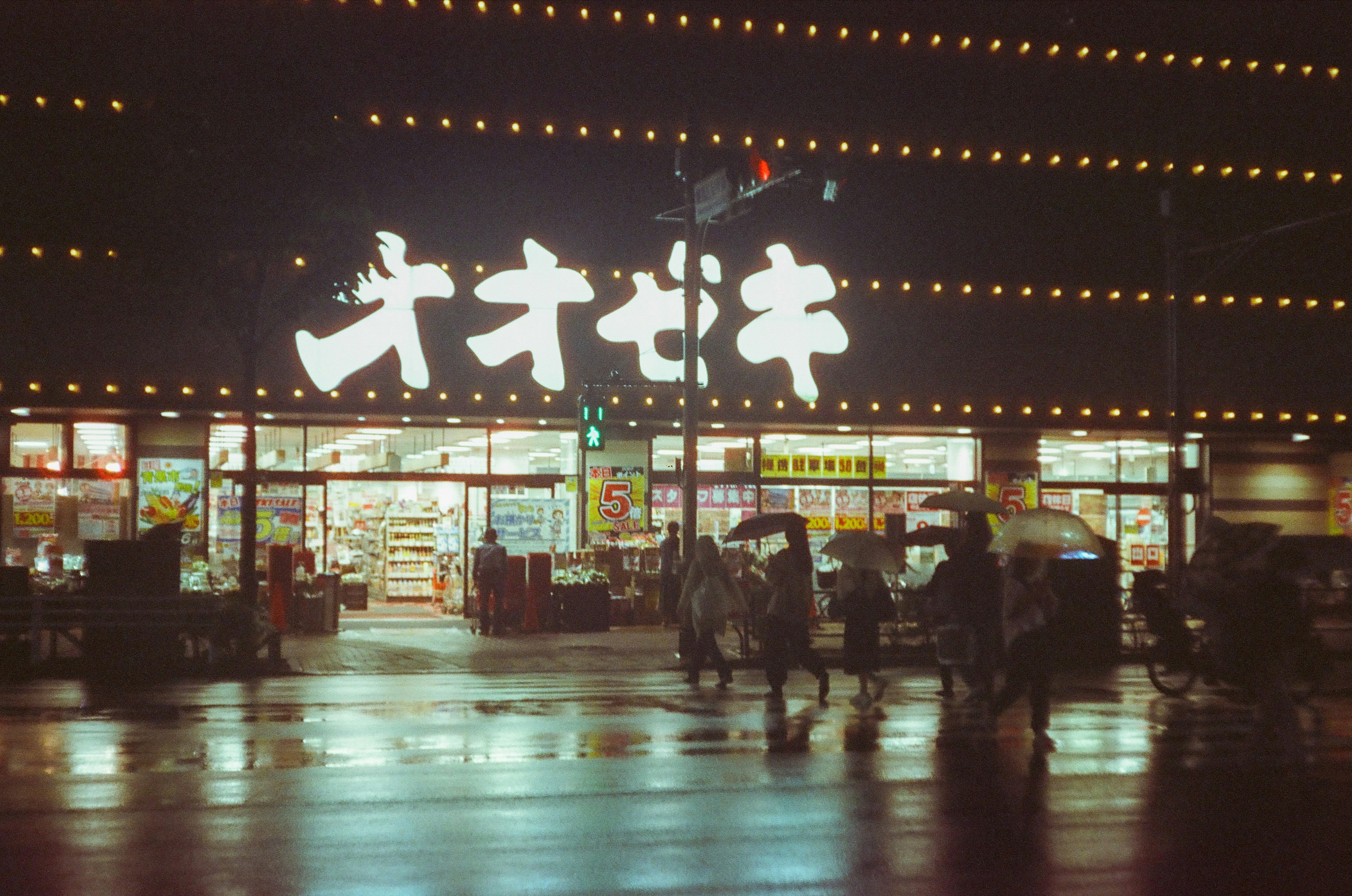 夜晚明亮的商店櫥窗和行人，霓虹燈