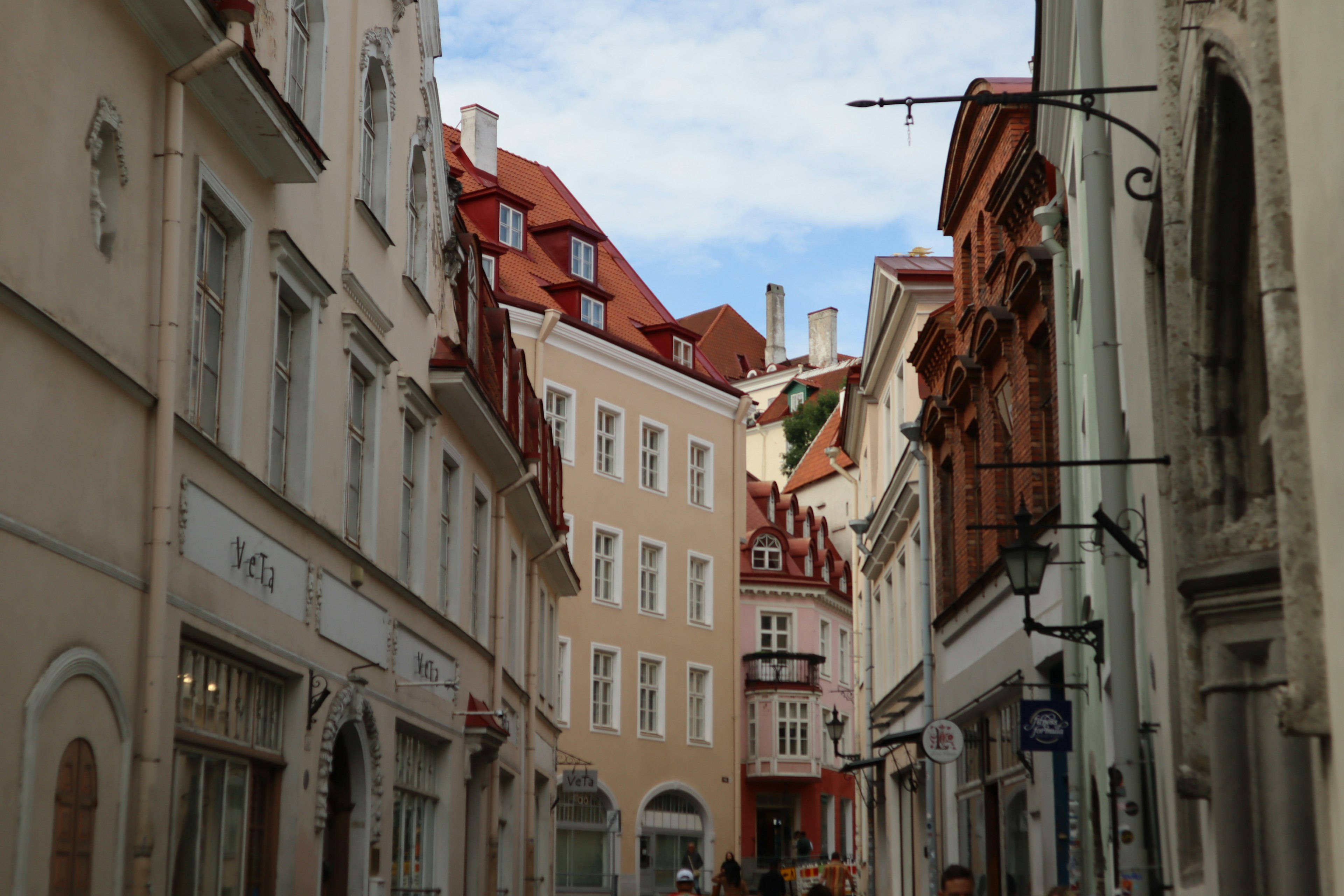 Vista de una calle estrecha en el casco antiguo de Tallin en Estonia