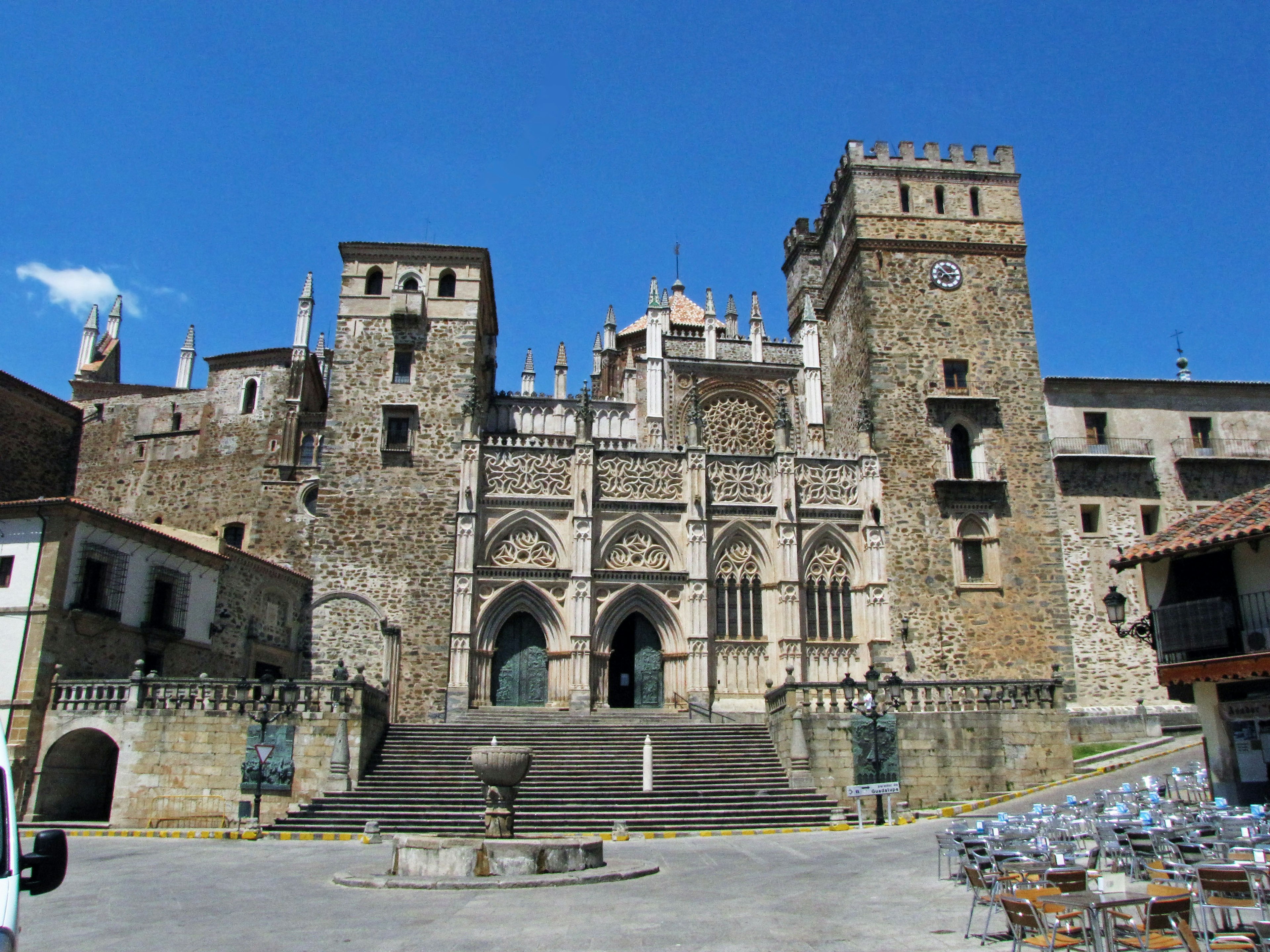 Edificio in pietra storico si erge nella piazza