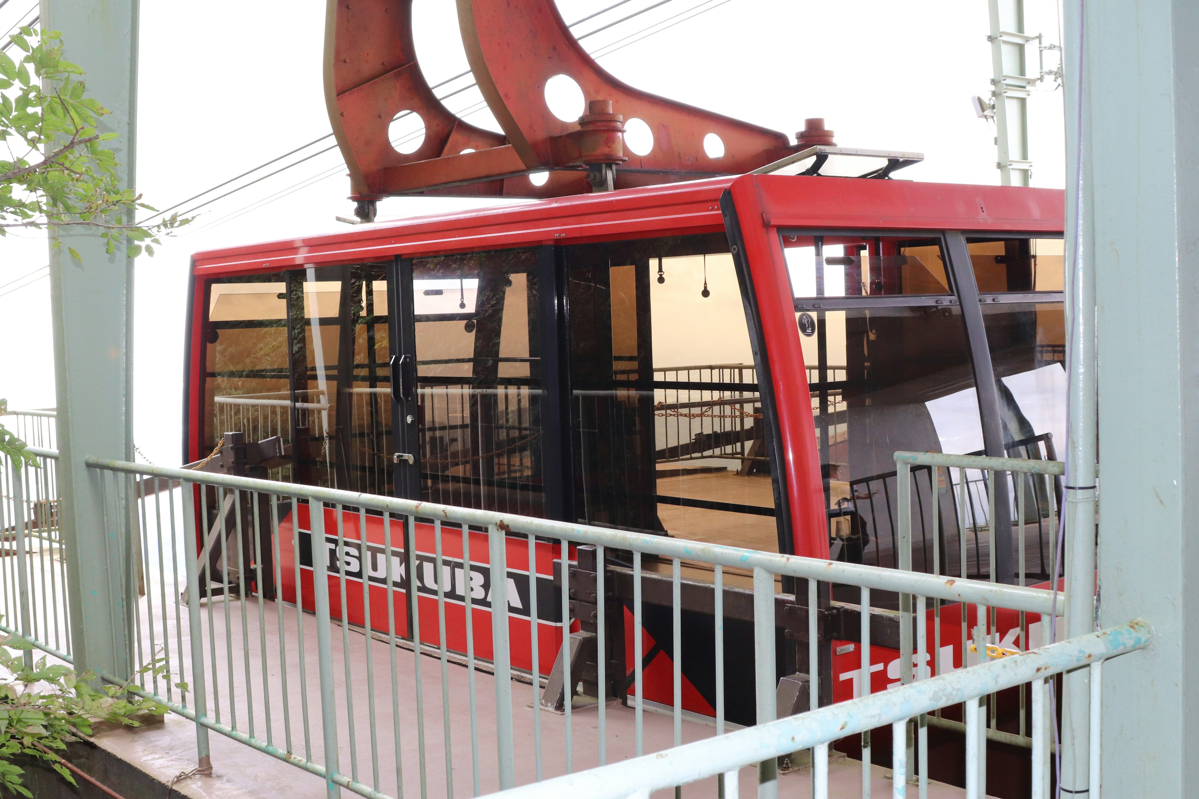 Rote Gondel an der Station bereit für Fahrgäste