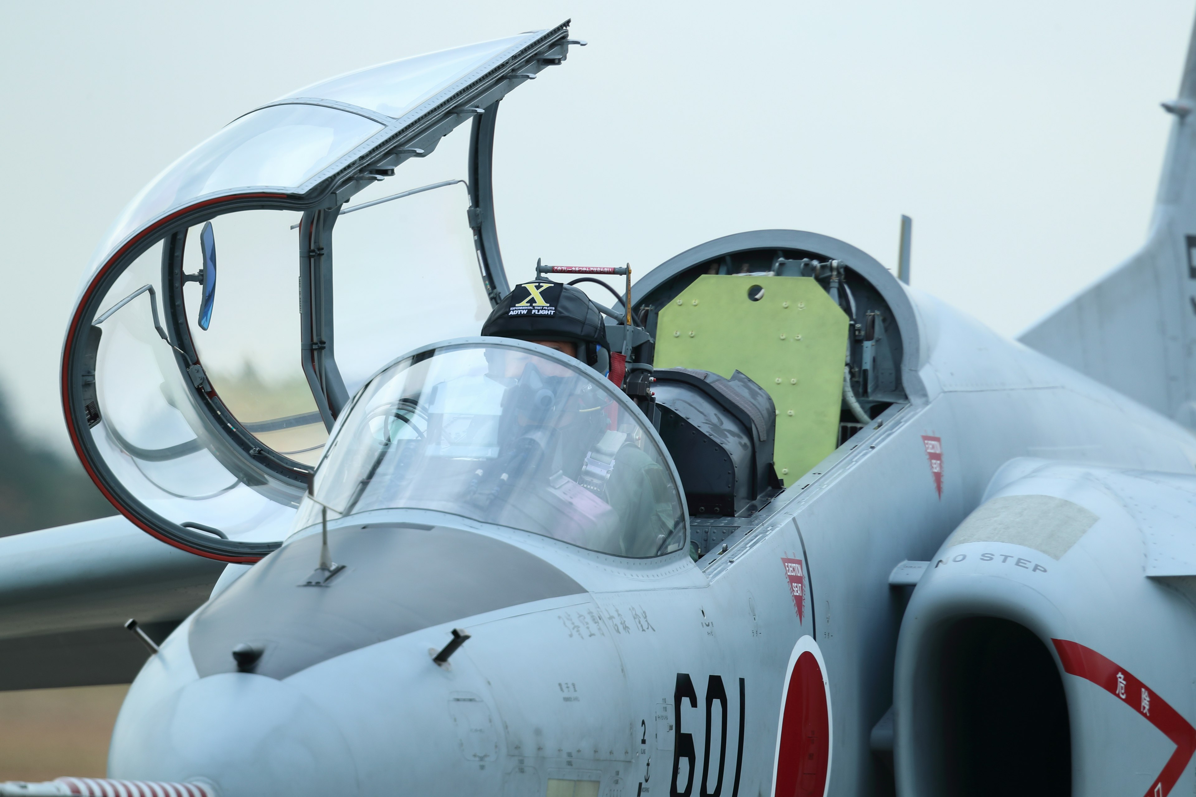 Gros plan sur le cockpit d'un avion de chasse avec un capot transparent ouvert