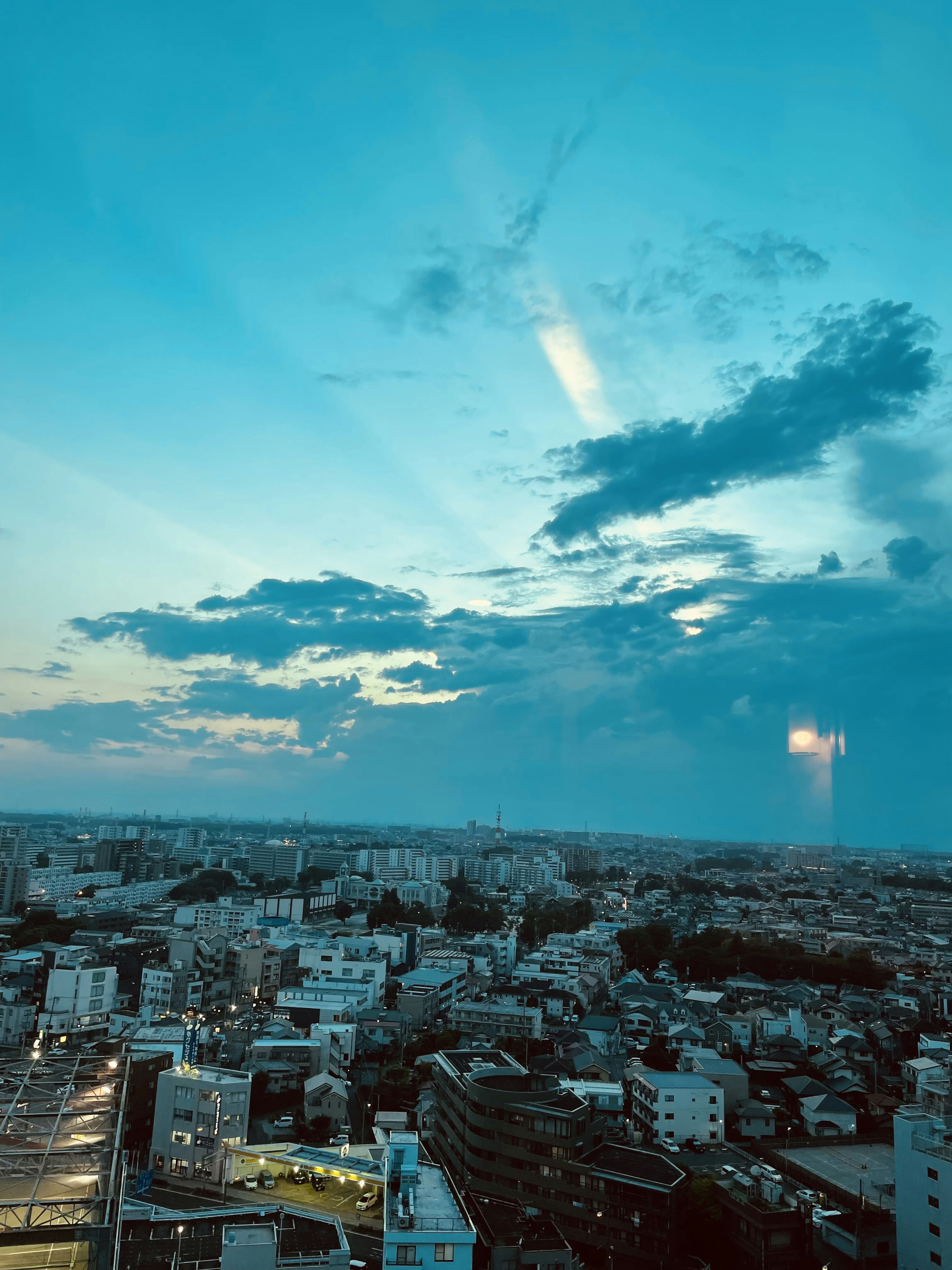 Vue panoramique d'une ville sous un ciel bleu avec des nuages