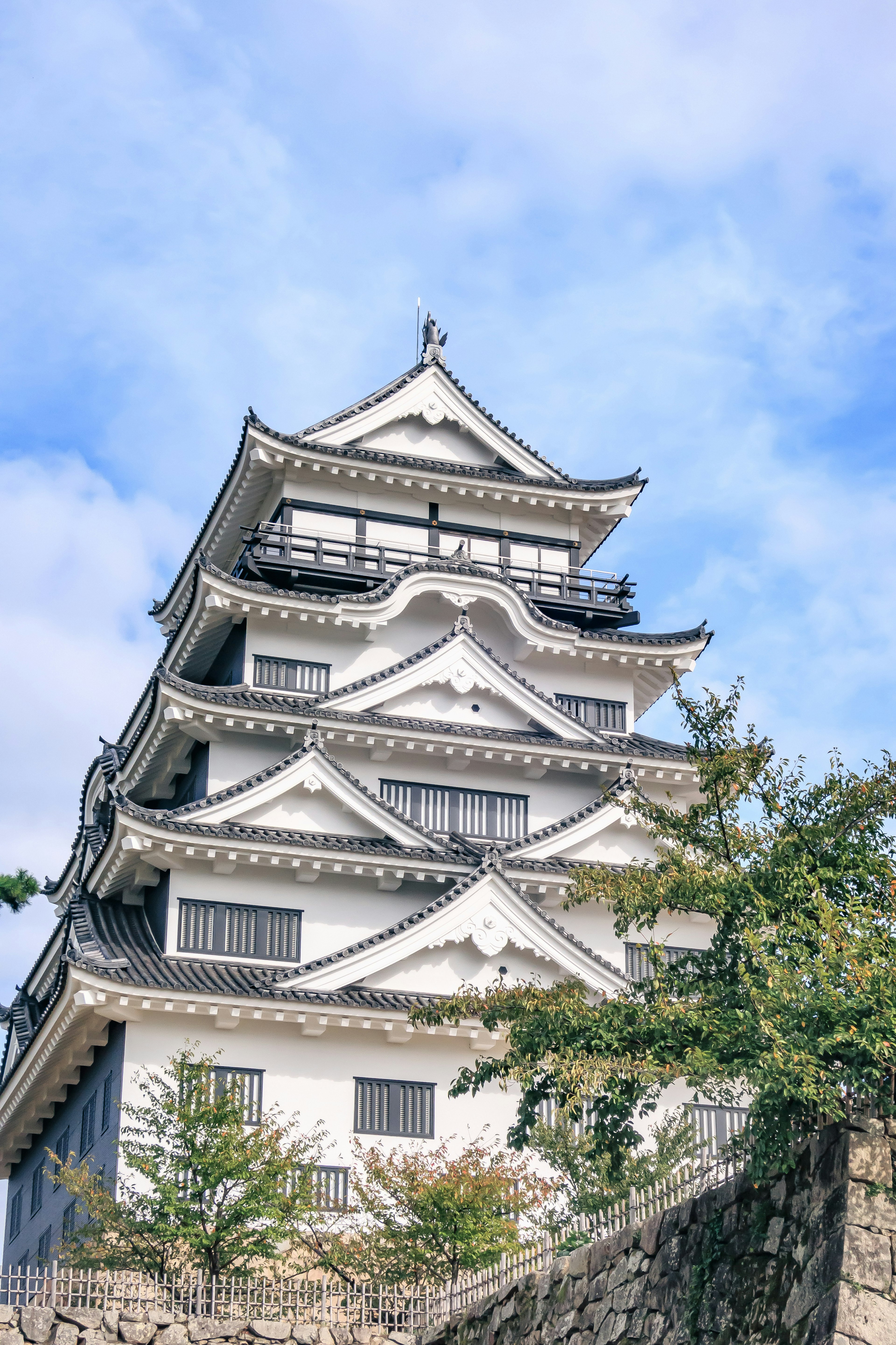 白い城の塔と青い空の背景