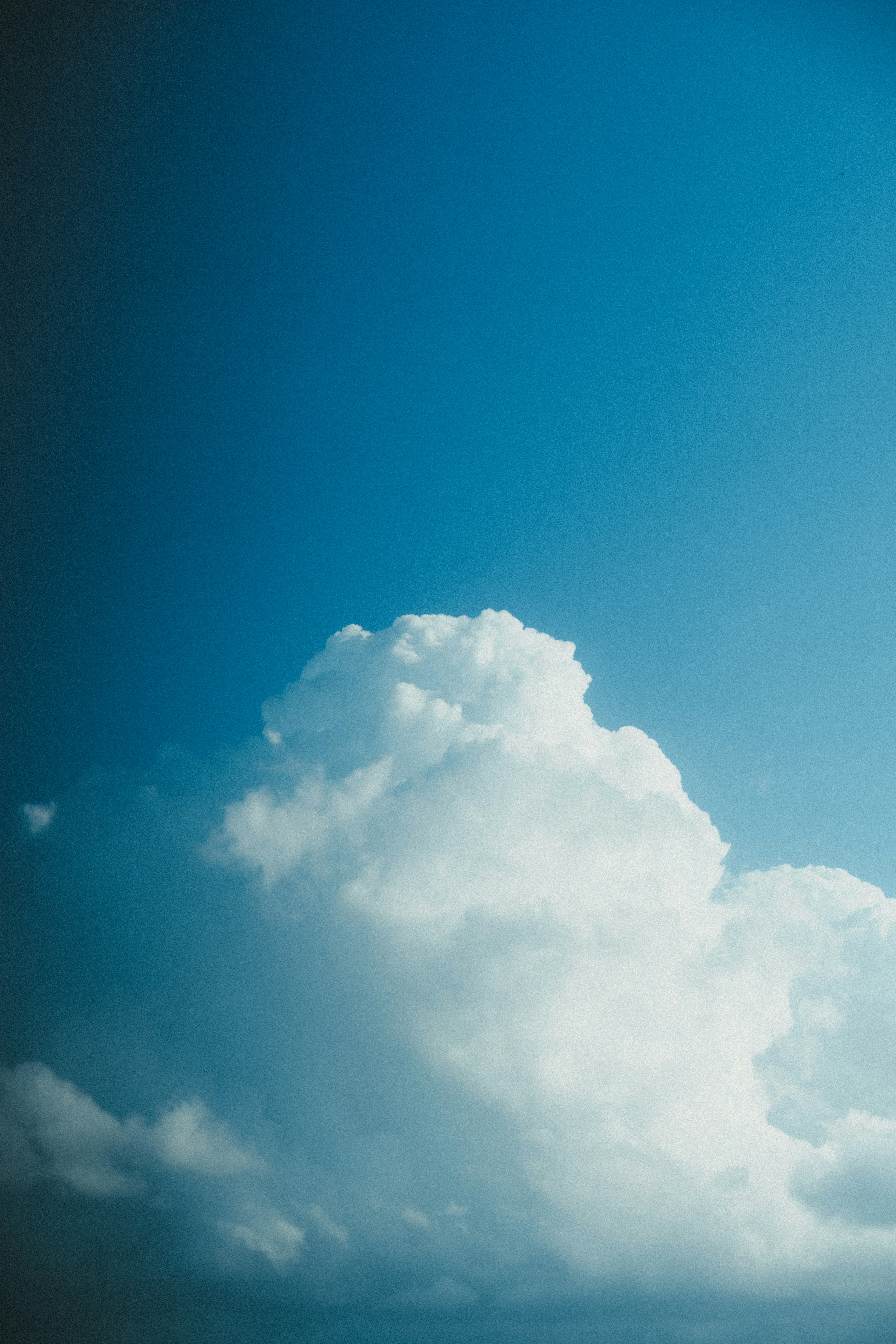 Nahaufnahme einer weißen Wolke vor blauem Himmel