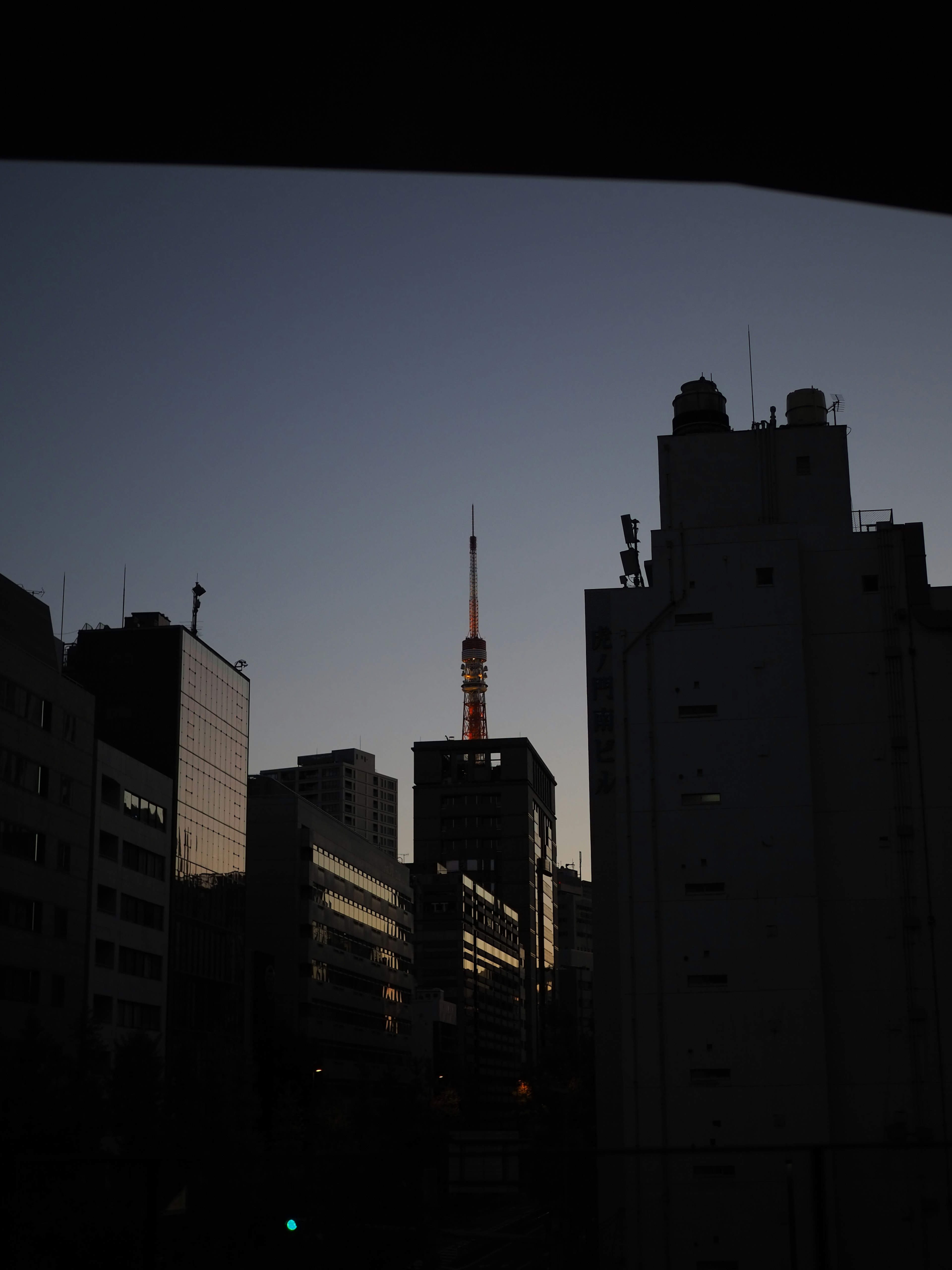 東京塔在黃昏天空中輪廓分明的城市風景