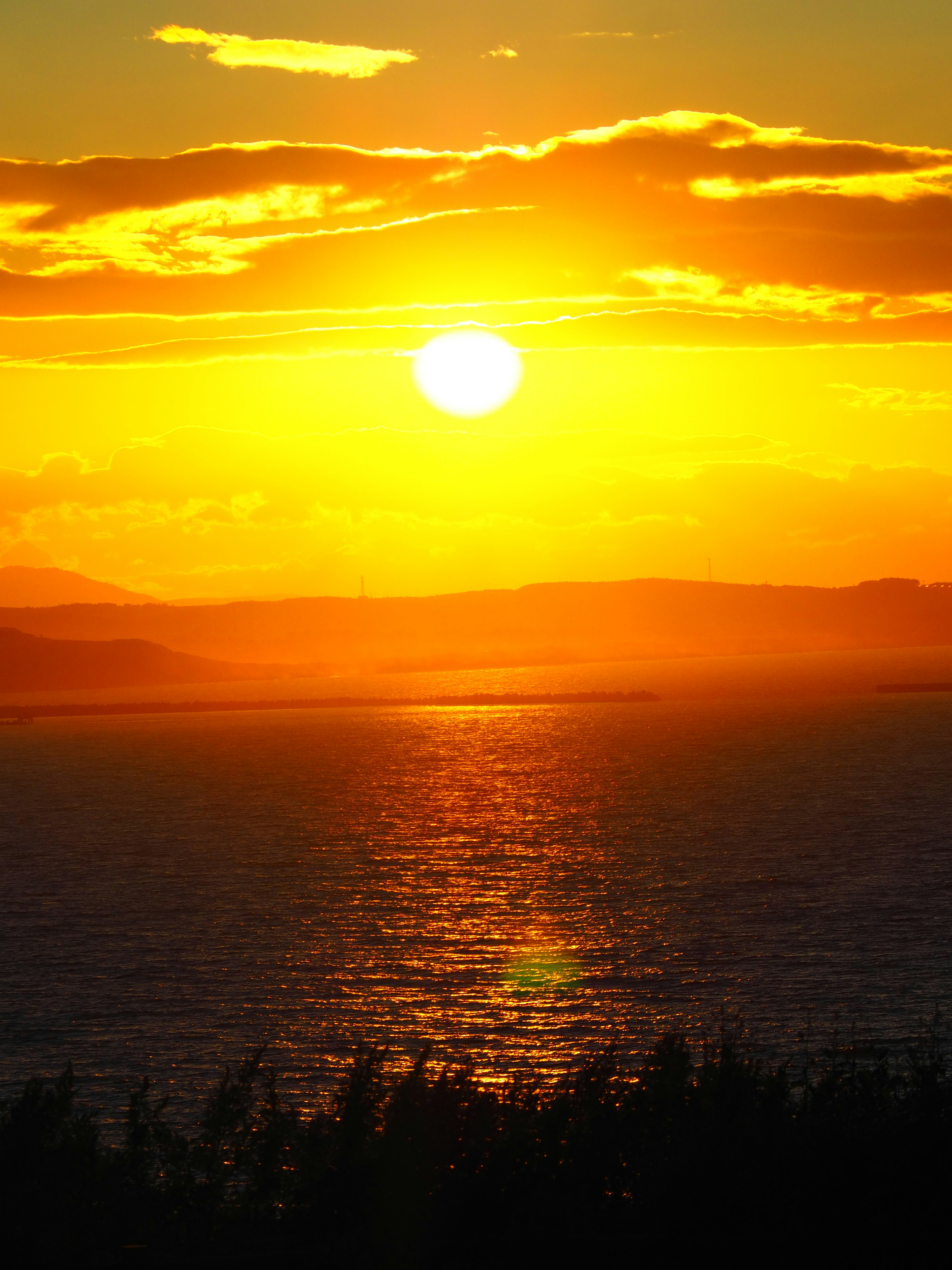 Bellissimo tramonto sull'oceano con vivaci tonalità di arancione e giallo