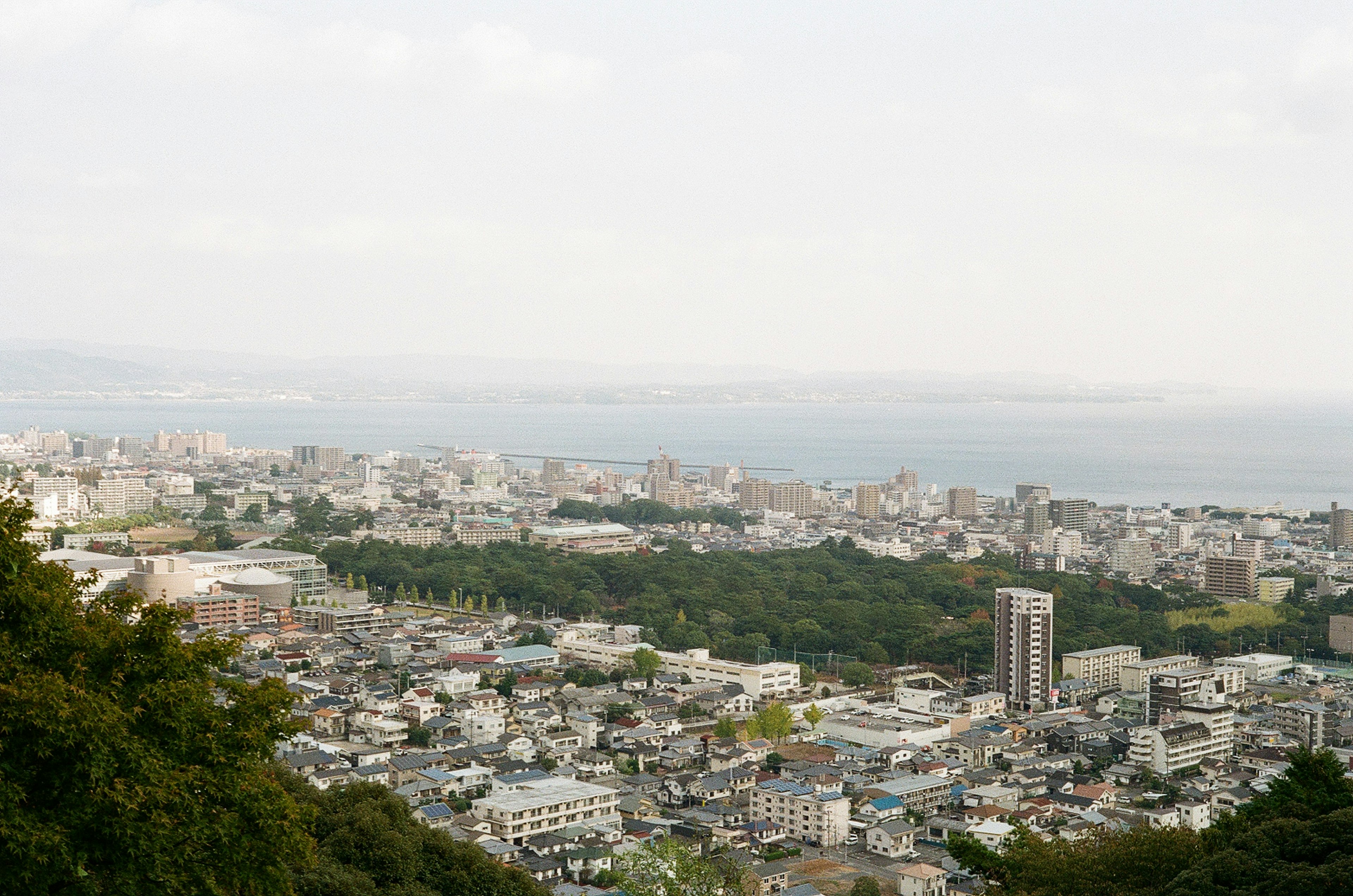 Vista panorámica de una ciudad con paisaje costero y terreno variado