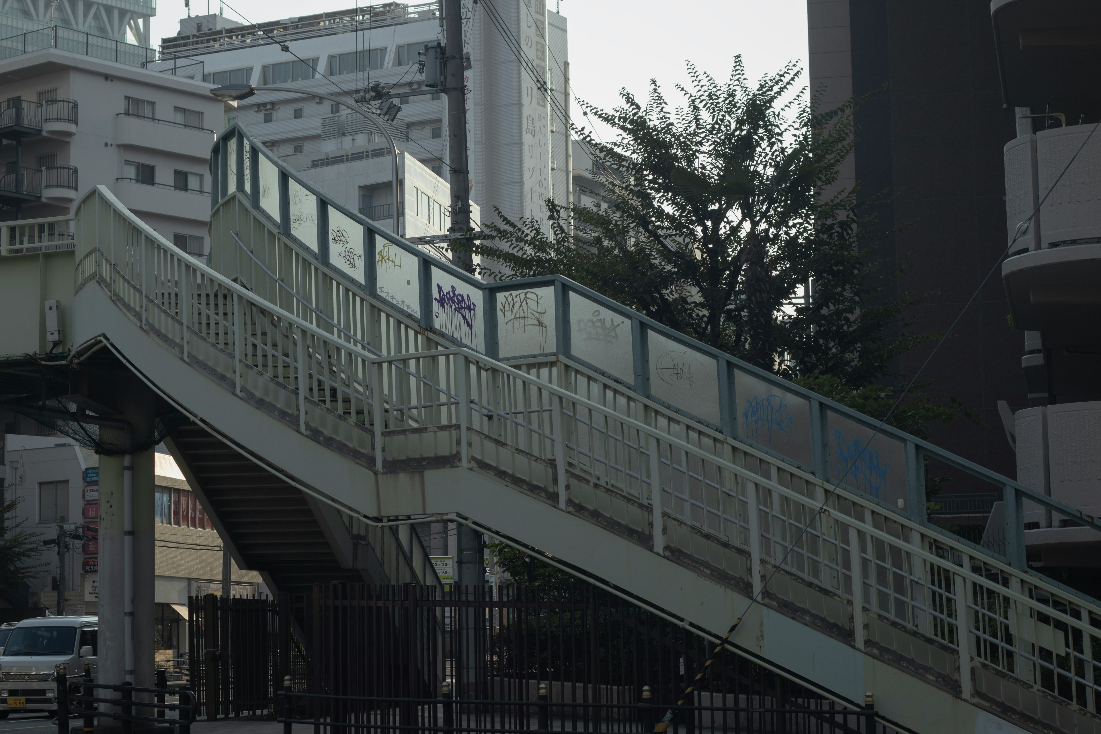 Scena urbana con un ponte pedonale con scale