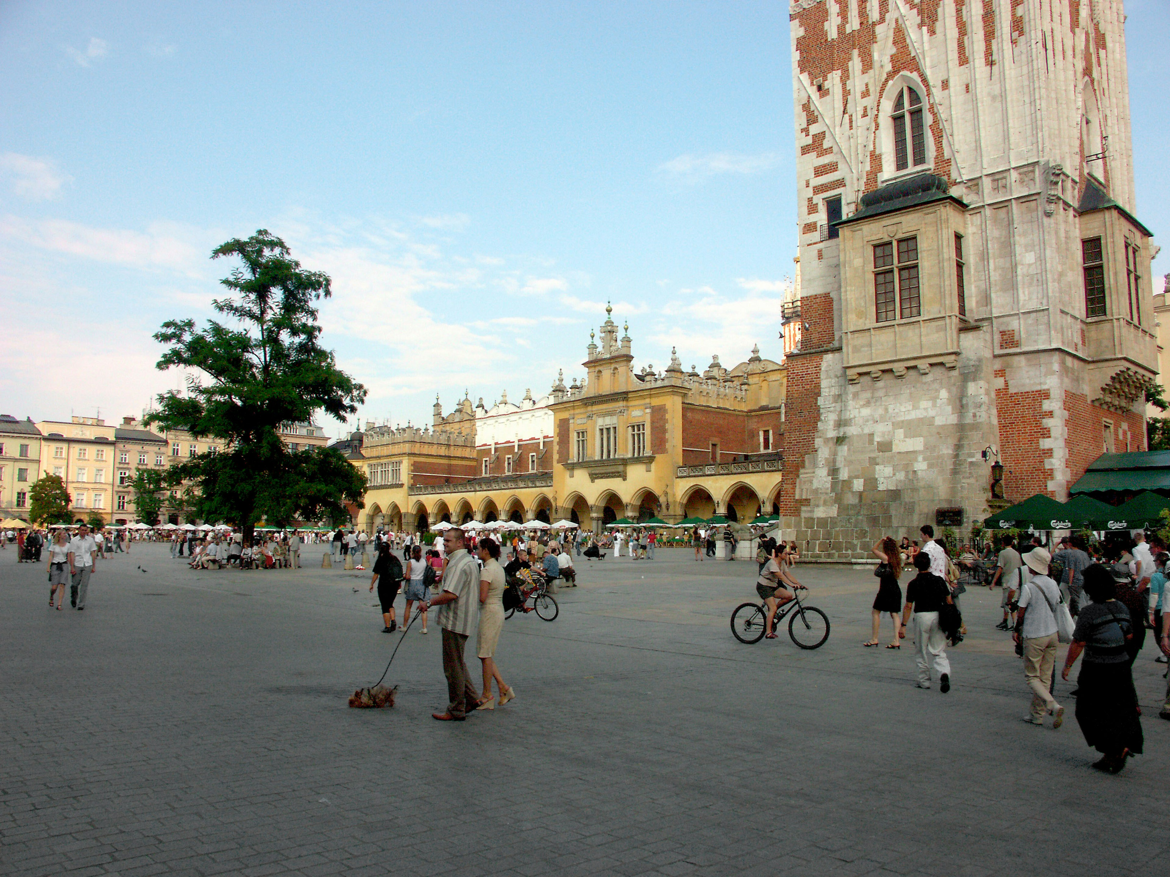 Persone che si riuniscono nella piazza di Cracovia con edifici storici