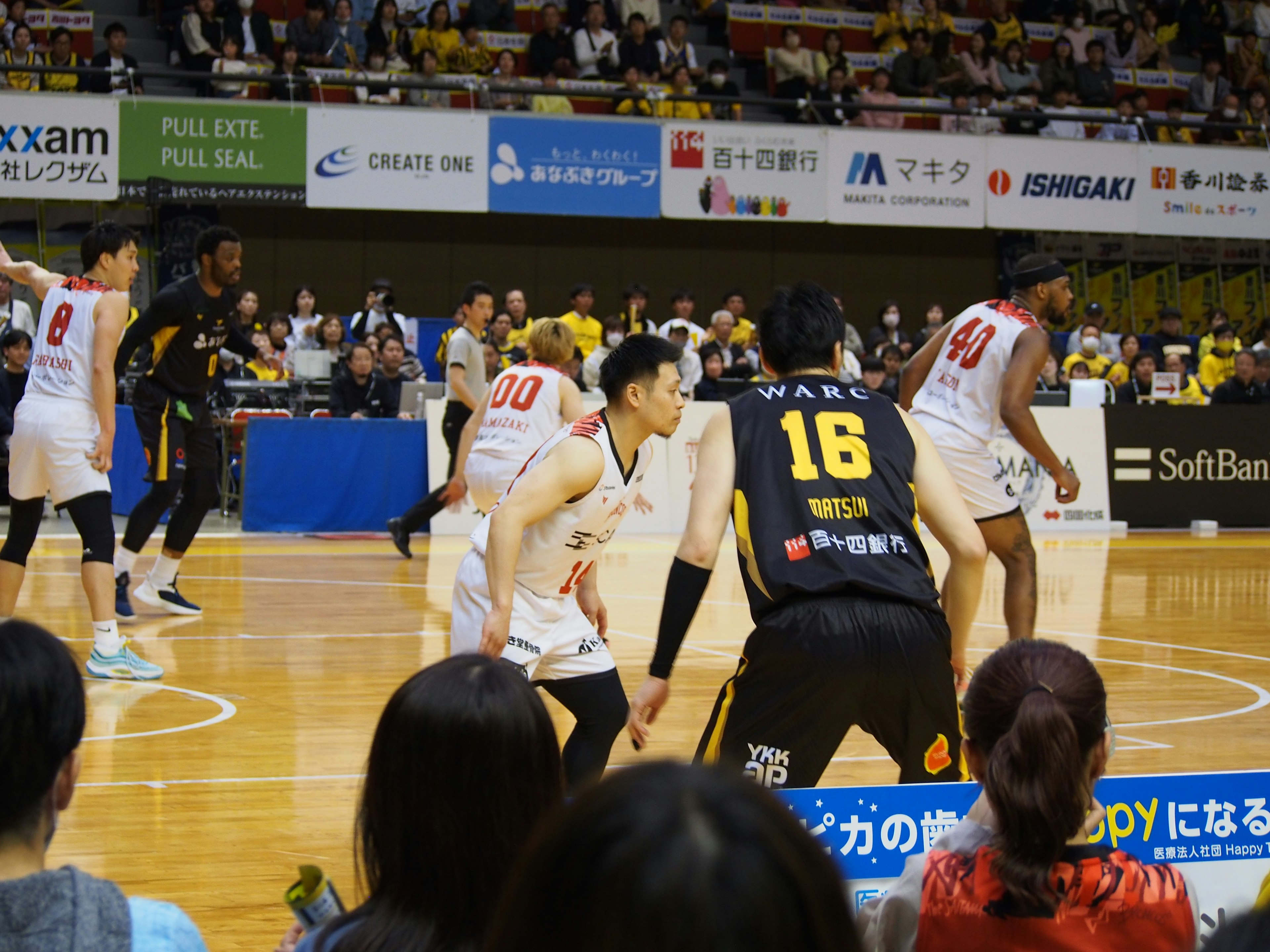 Pemain basket bersaing selama pertandingan