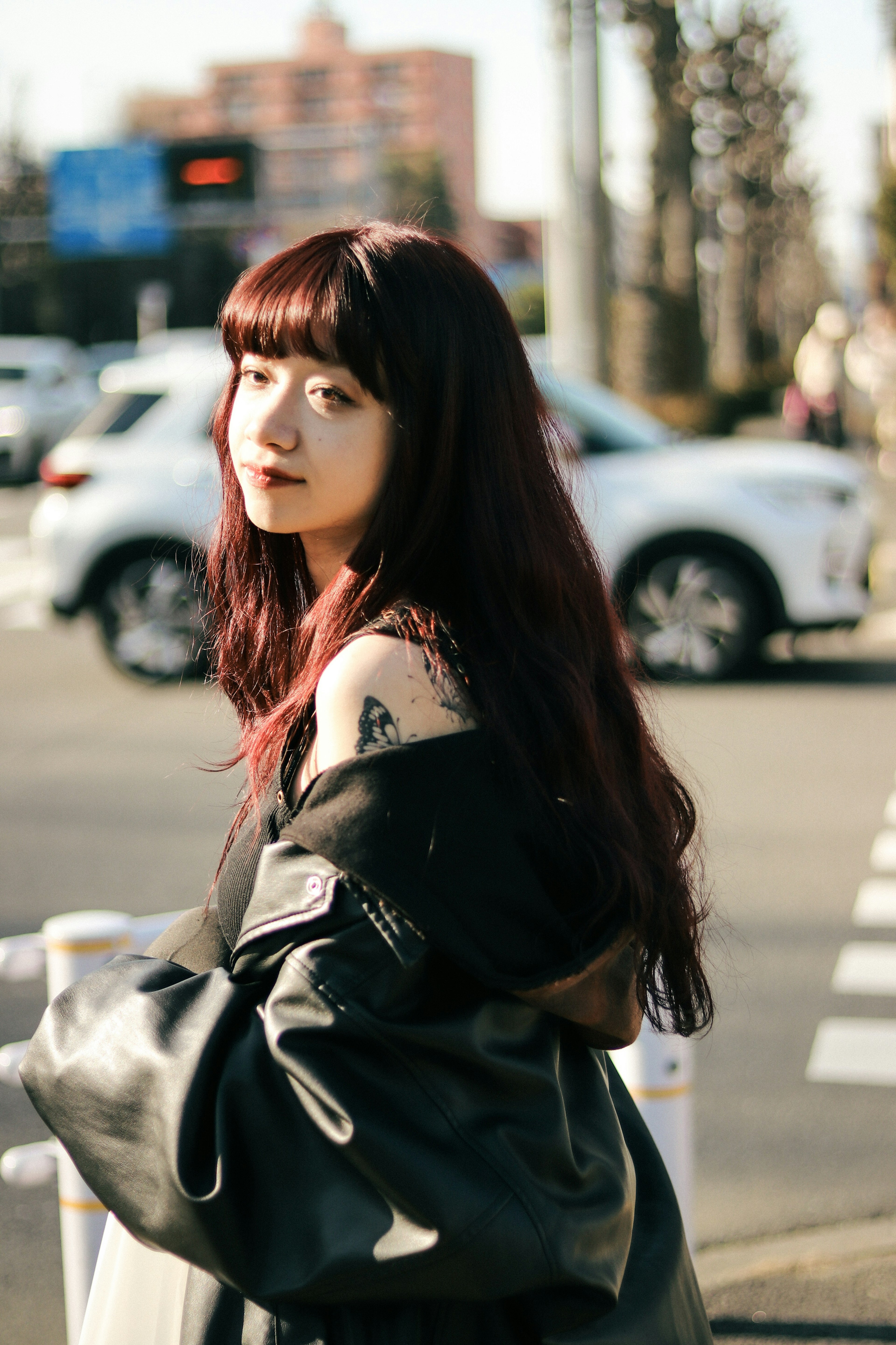 Mujer girándose en la esquina de la calle mostrando su estilo de moda y su cabello largo