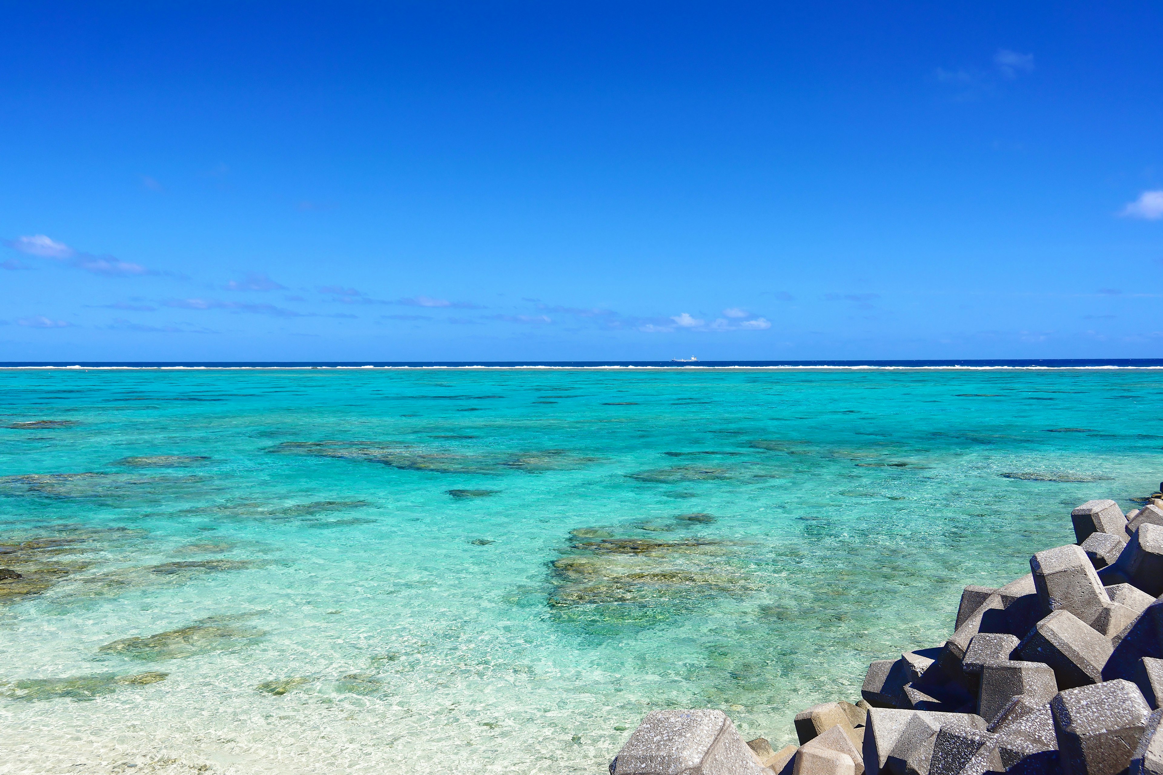 青い海と透明な水が広がるビーチの風景