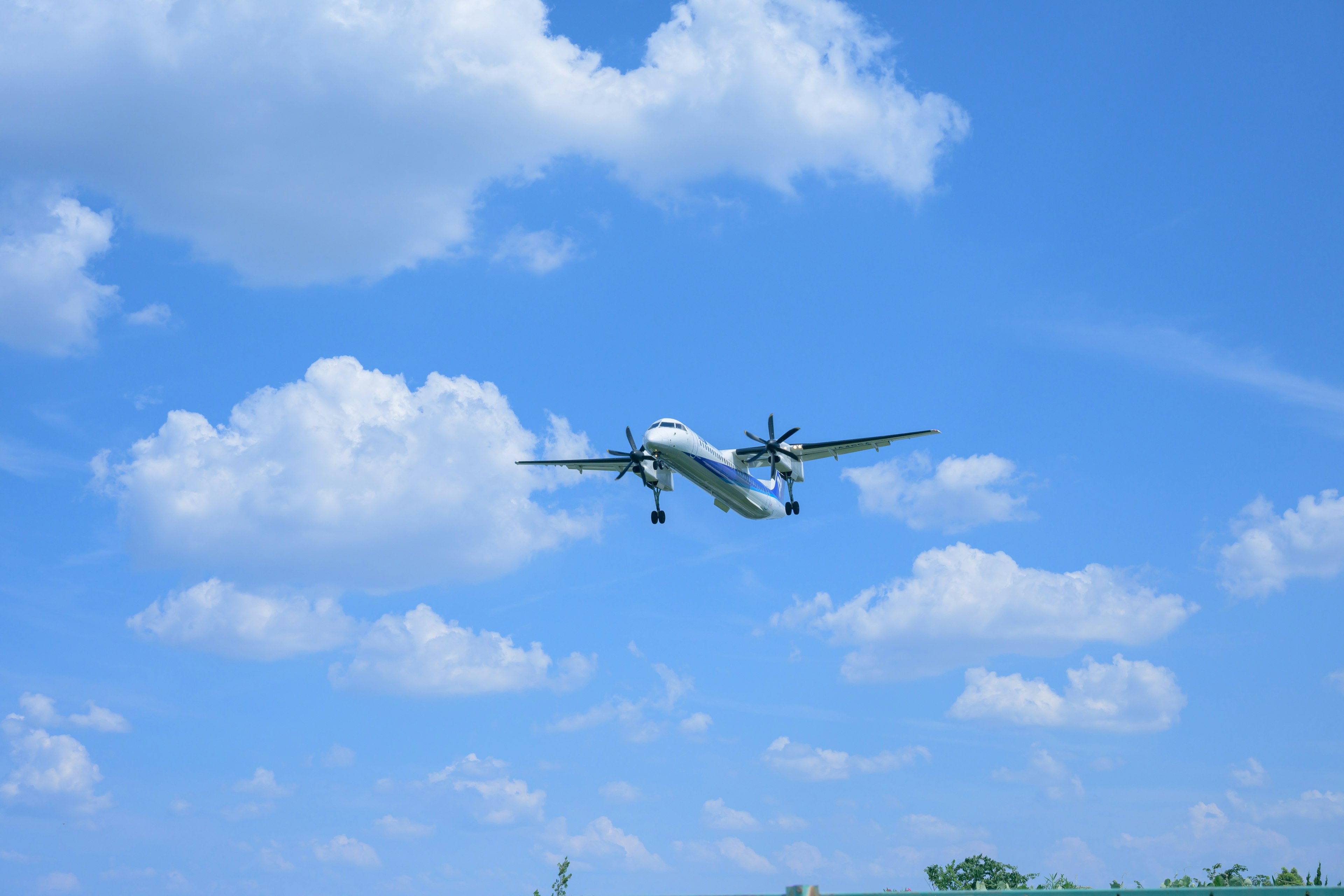 Un avión de hélice blanco volando en un cielo azul