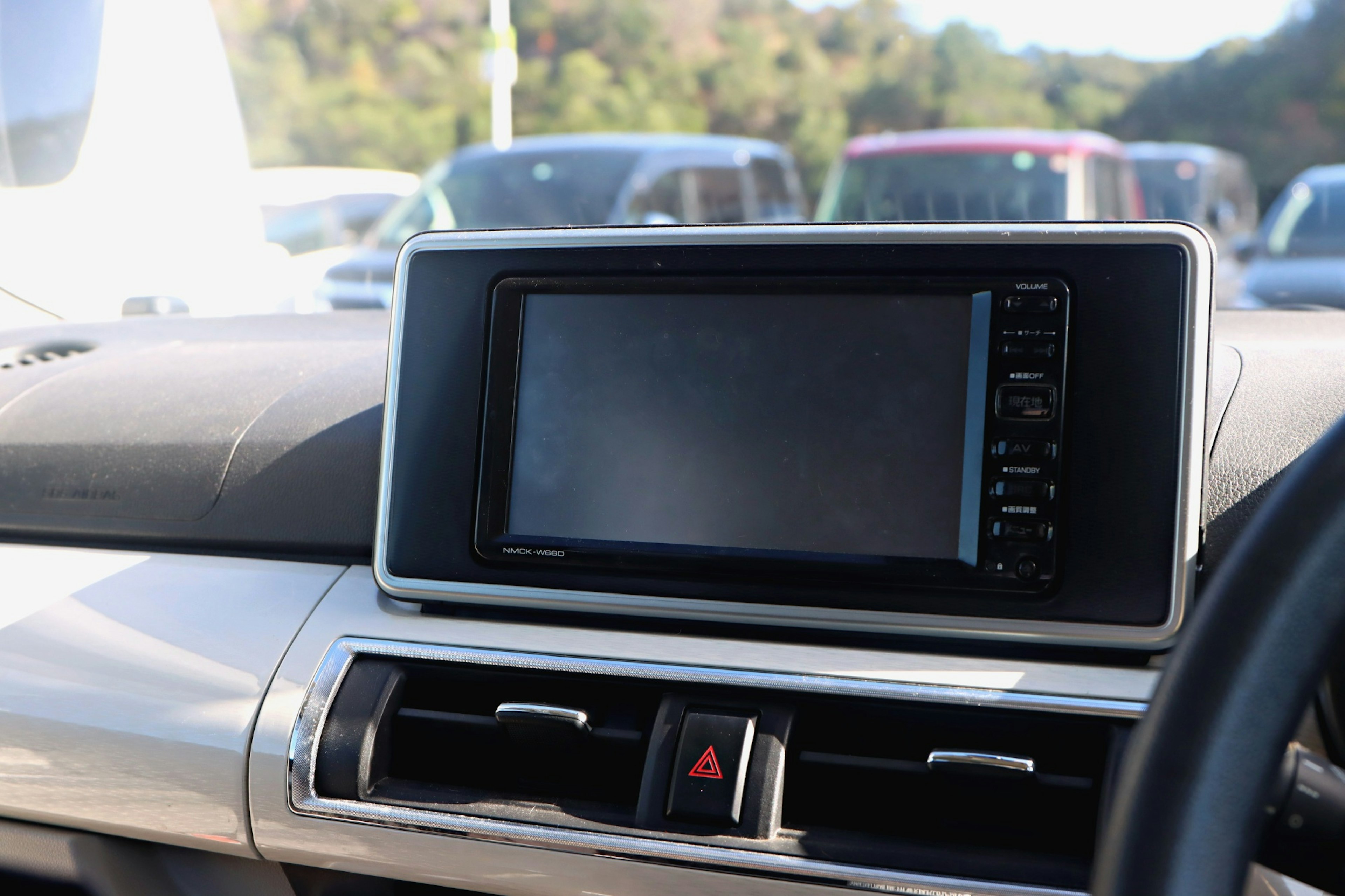 Gran monitor montado en el tablero de un automóvil con pantalla en blanco