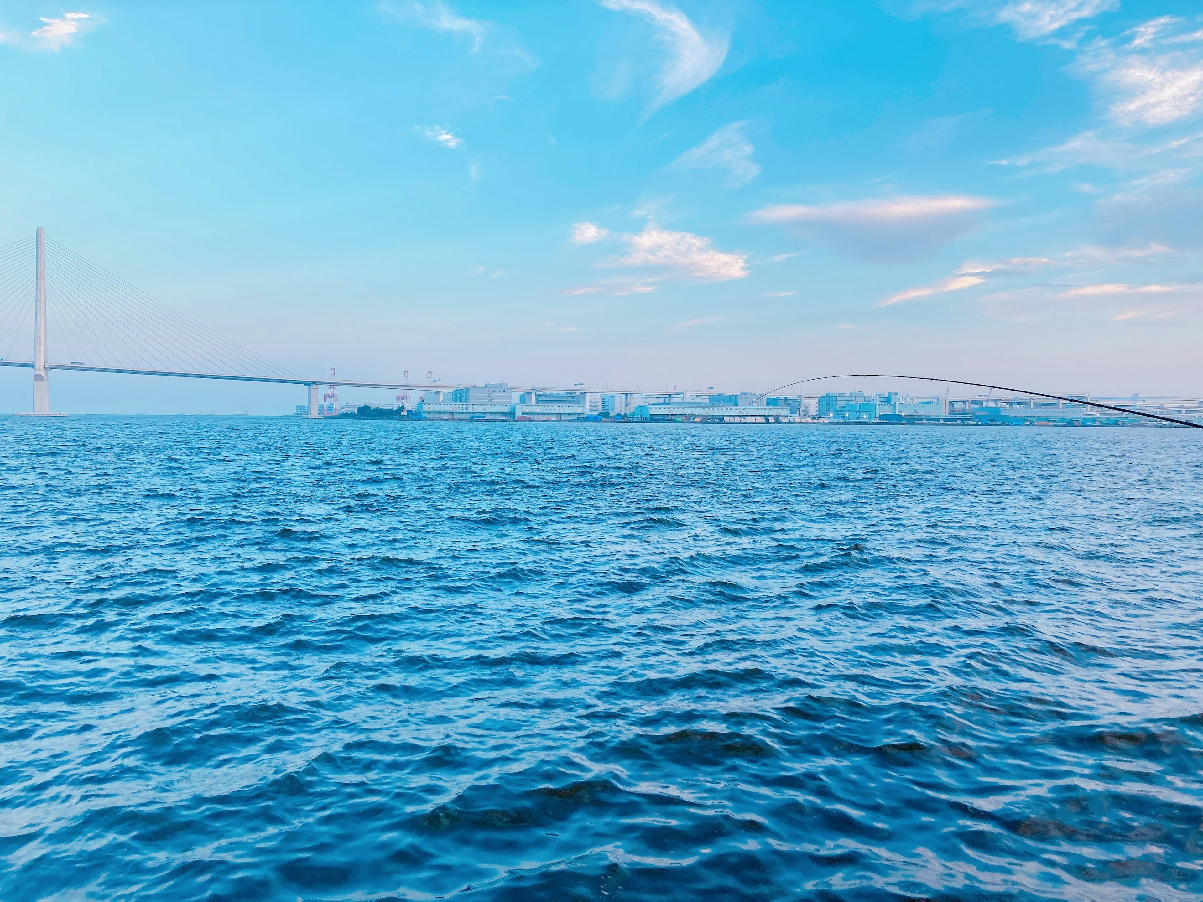 青い海と青空の下に架かる橋の景色