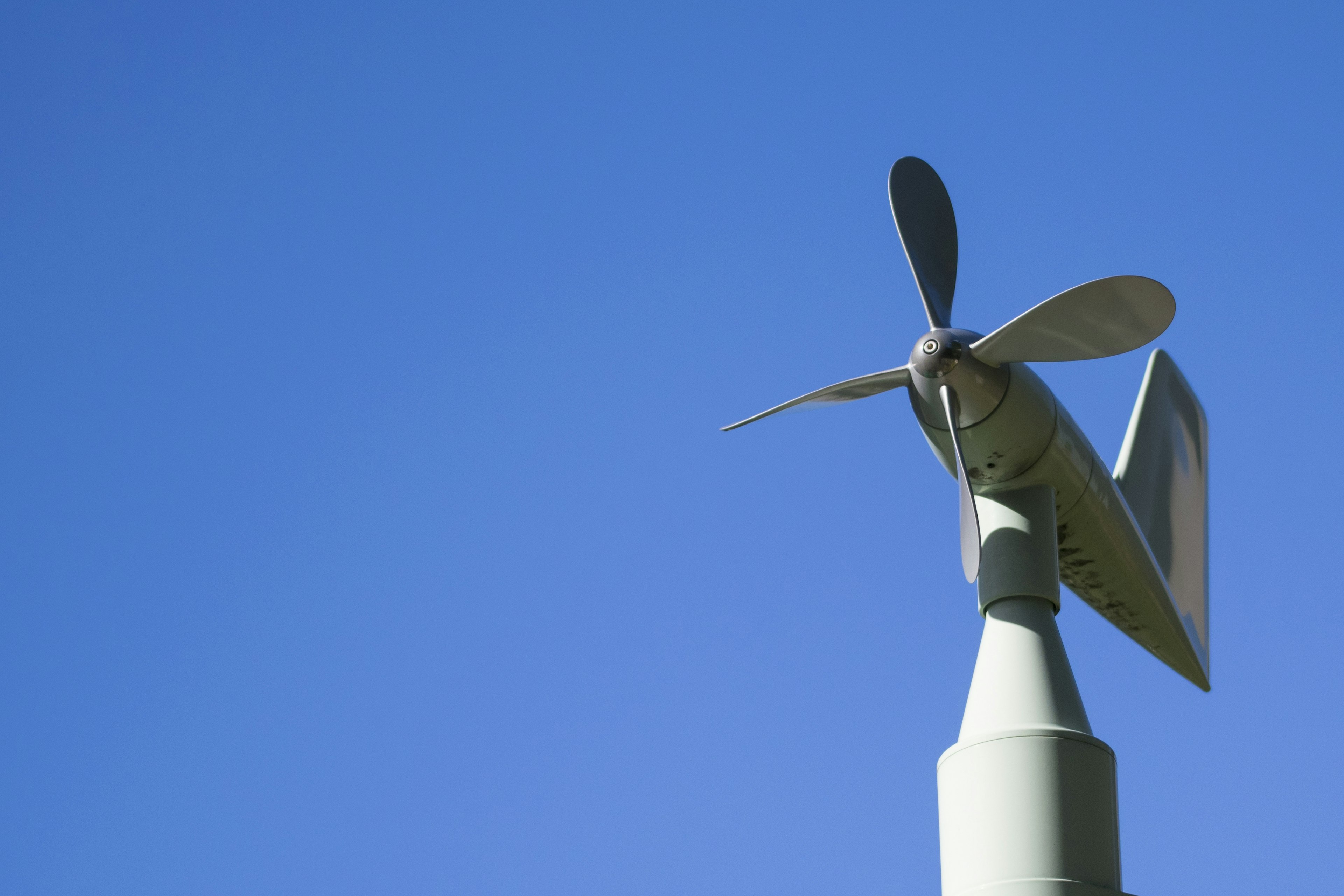 Pala di turbina eolica su sfondo blu