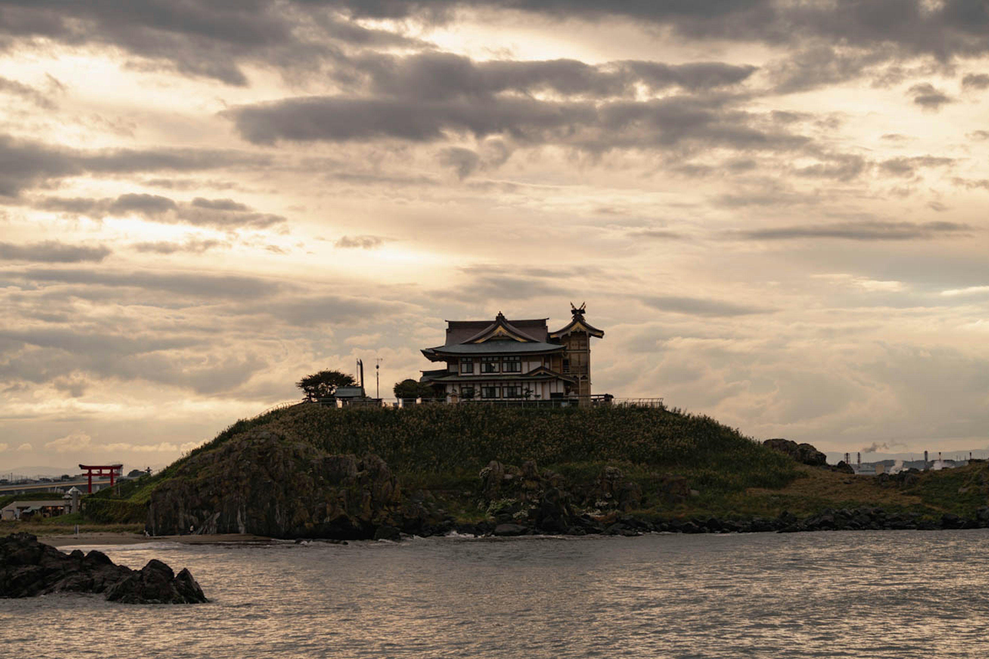 Edificio tradizionale su una piccola isola circondata dall'acqua sotto un cielo nuvoloso