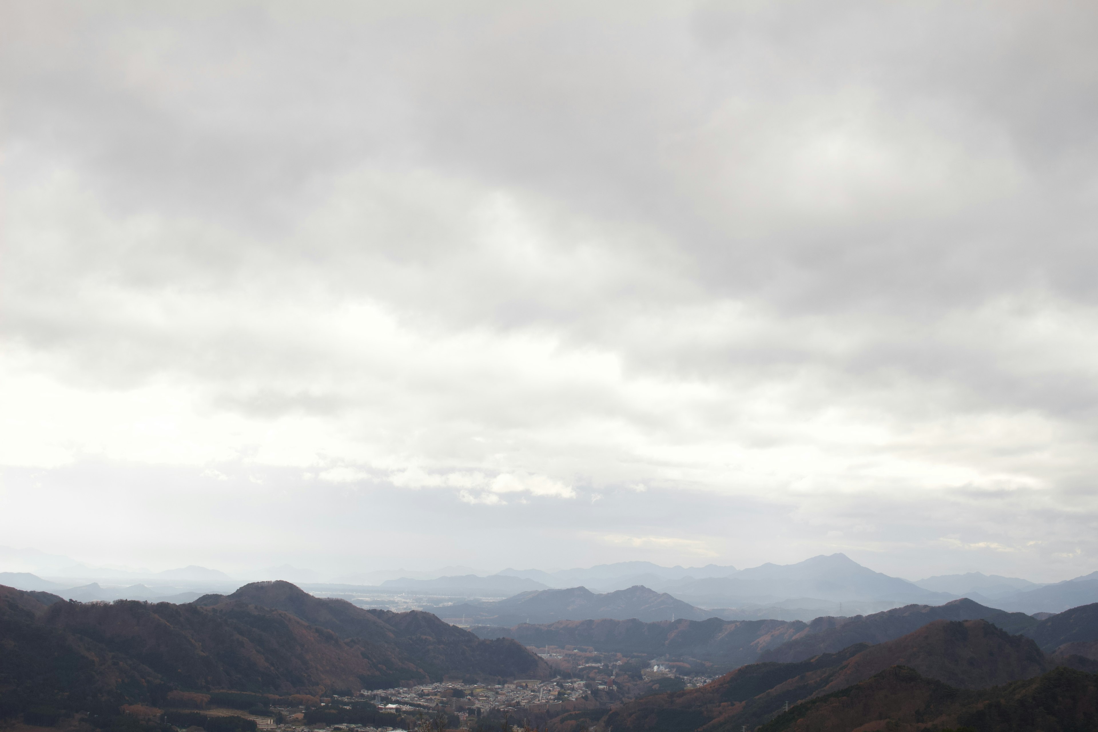 曇り空の下に広がる山々の風景