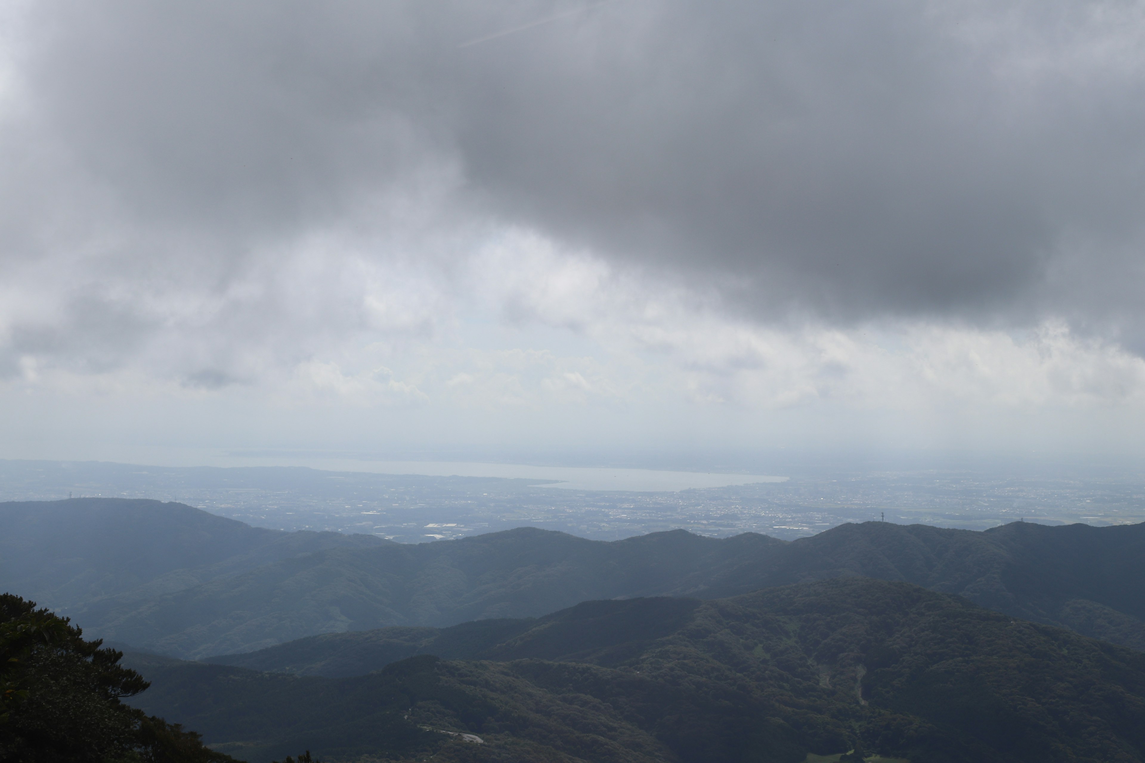 Paesaggio montano con nuvole e mare lontano